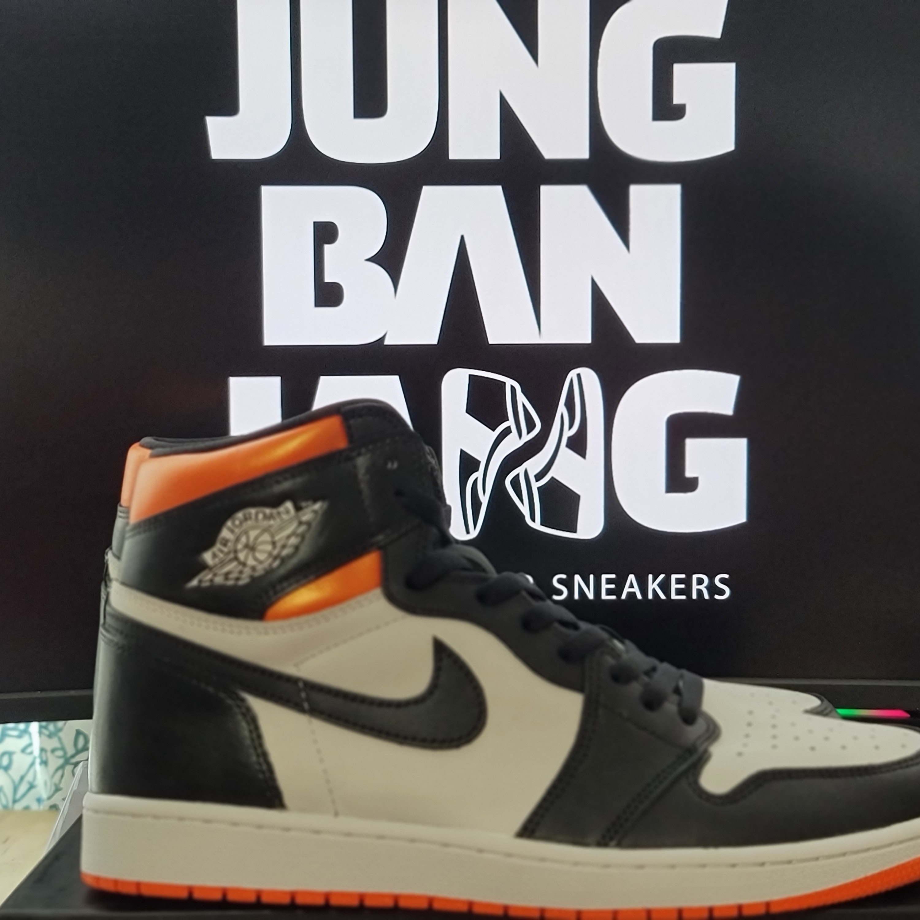 Jordan 1 Retro High OG Electro Orange 착용 스타일 - 2
