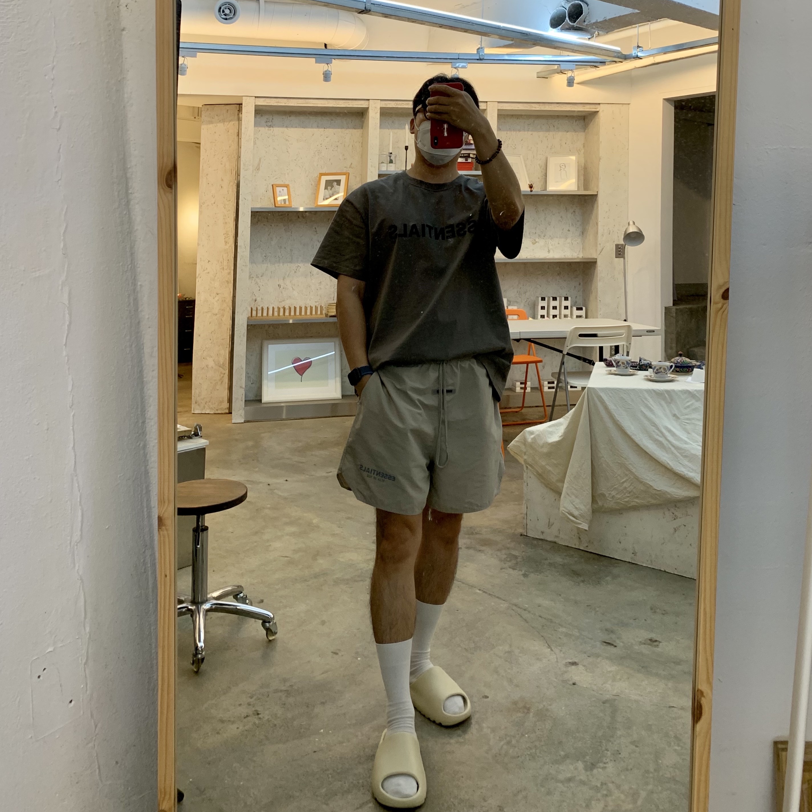 Essentials Volley Shorts Taupe - 20FW, Essentials 3D Silicon Applique Boxy T-Shirt Cement - 20FW 착용 스타일