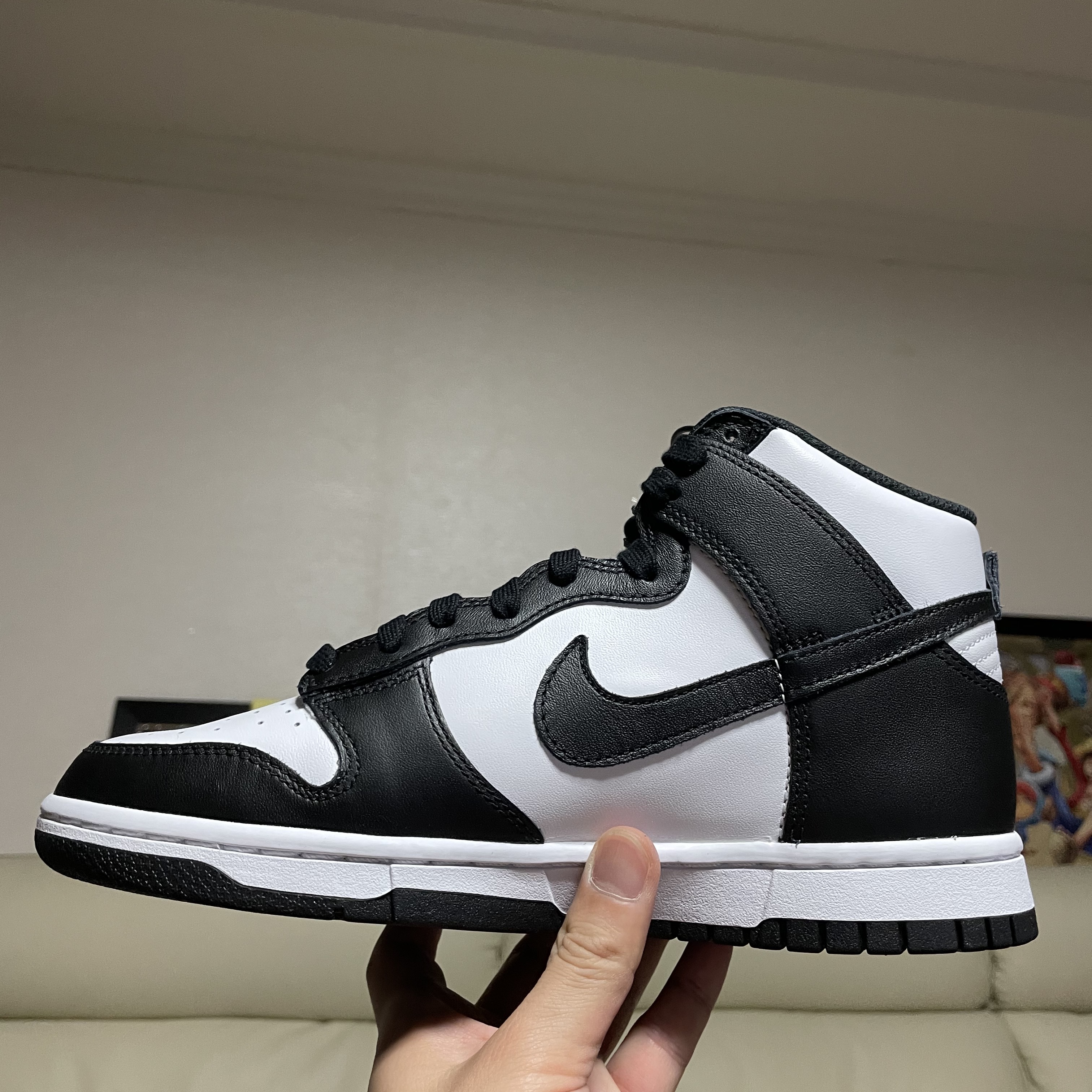 Nike Dunk High Retro Black and White 착용 스타일 - 2