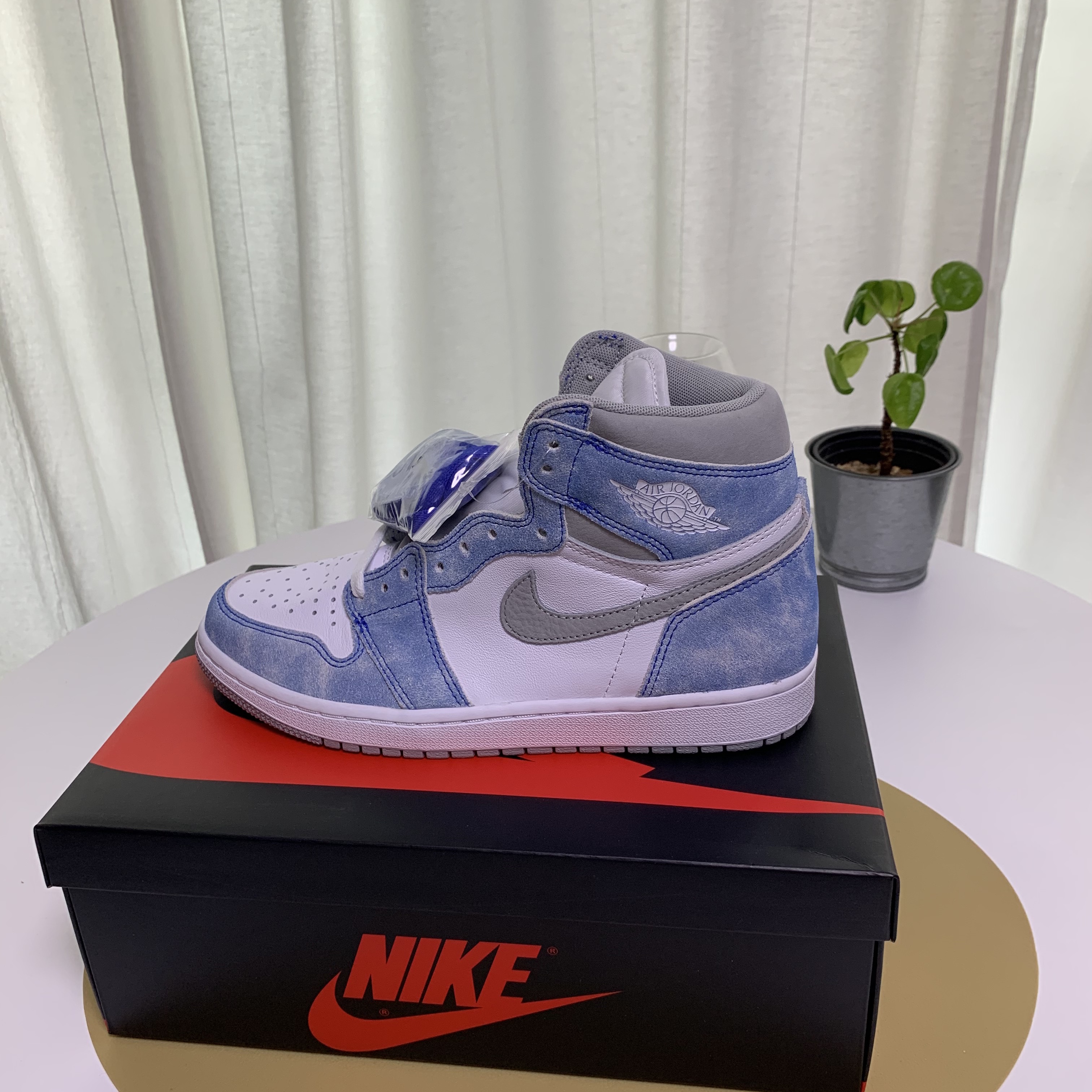 Jordan 1 Retro High OG Hyper Royal 착용 스타일
