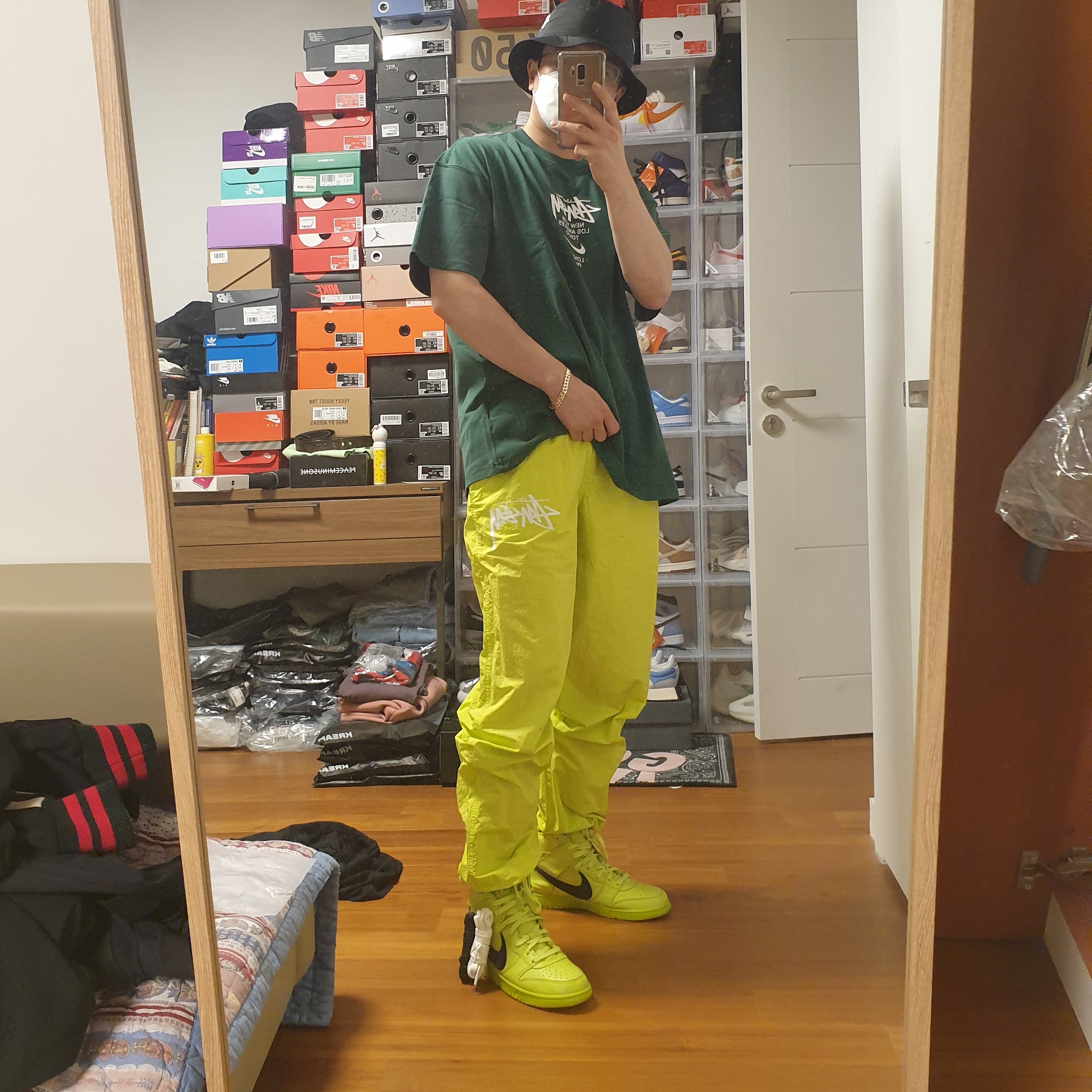 Nike x Stussy Bucket Hat Black, Nike x Stussy Beach Pants Bright Cactus 착용 스타일 - 2
