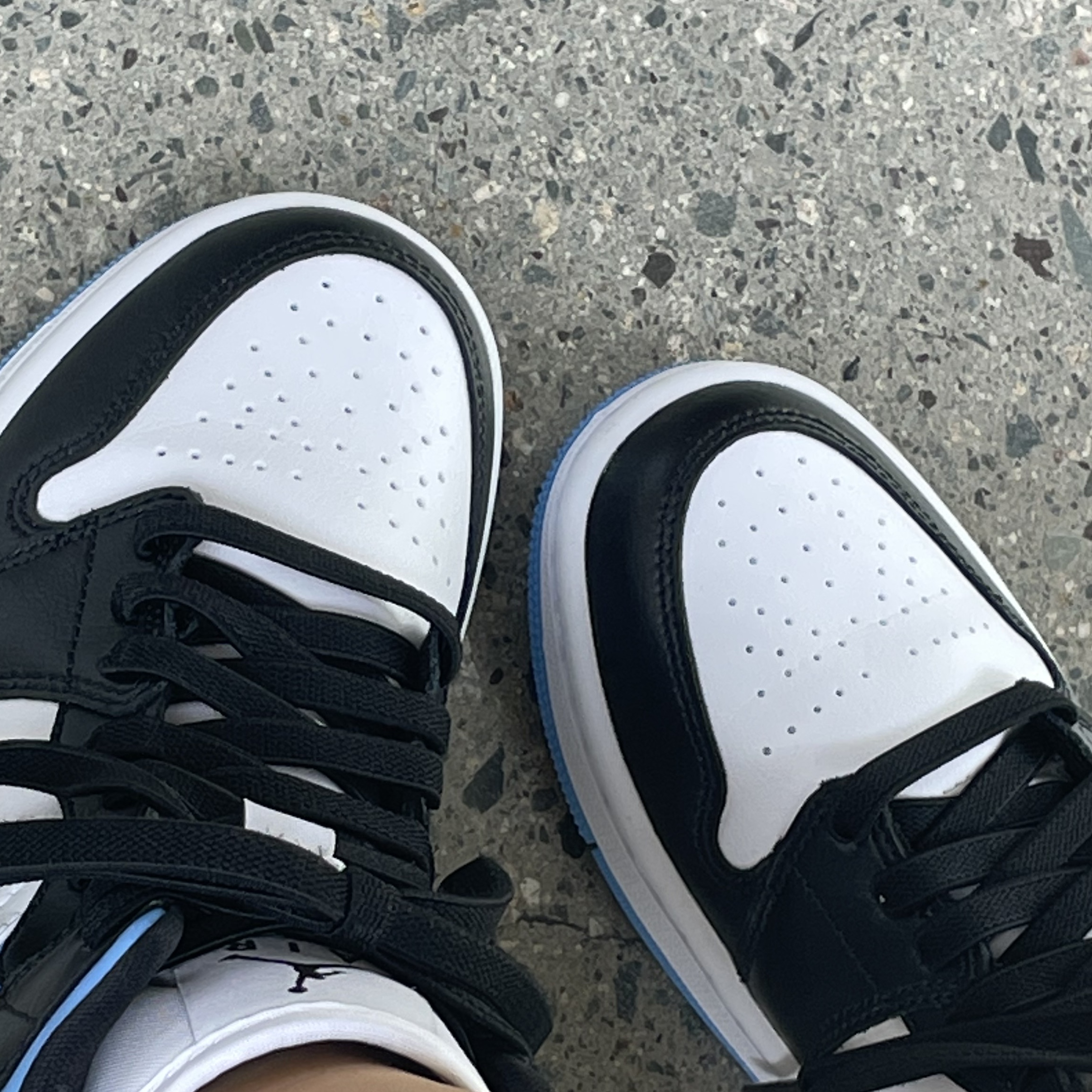 (W) Jordan 1 Mid White Black University Blue 착용 스타일 - 3