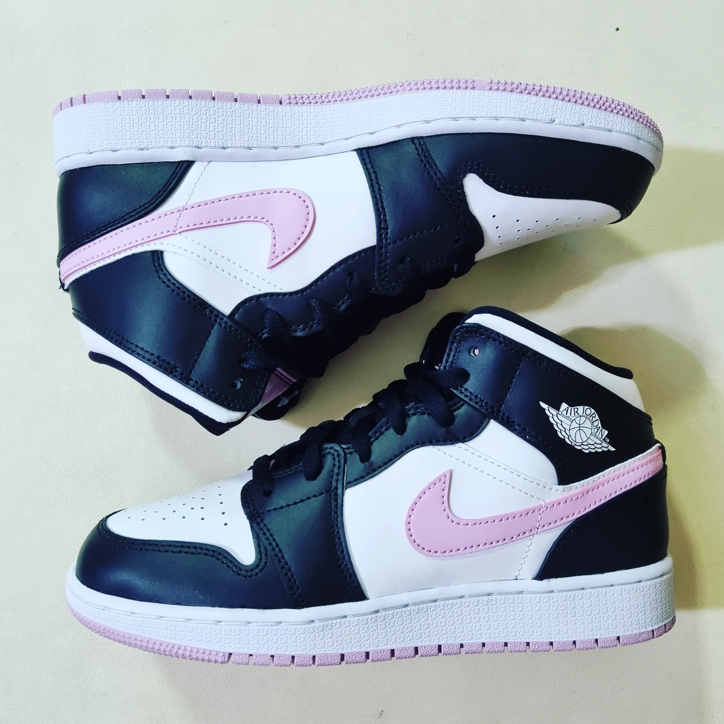 (GS) Jordan 1 Mid Light Arctic Pink 착용 스타일 - 3