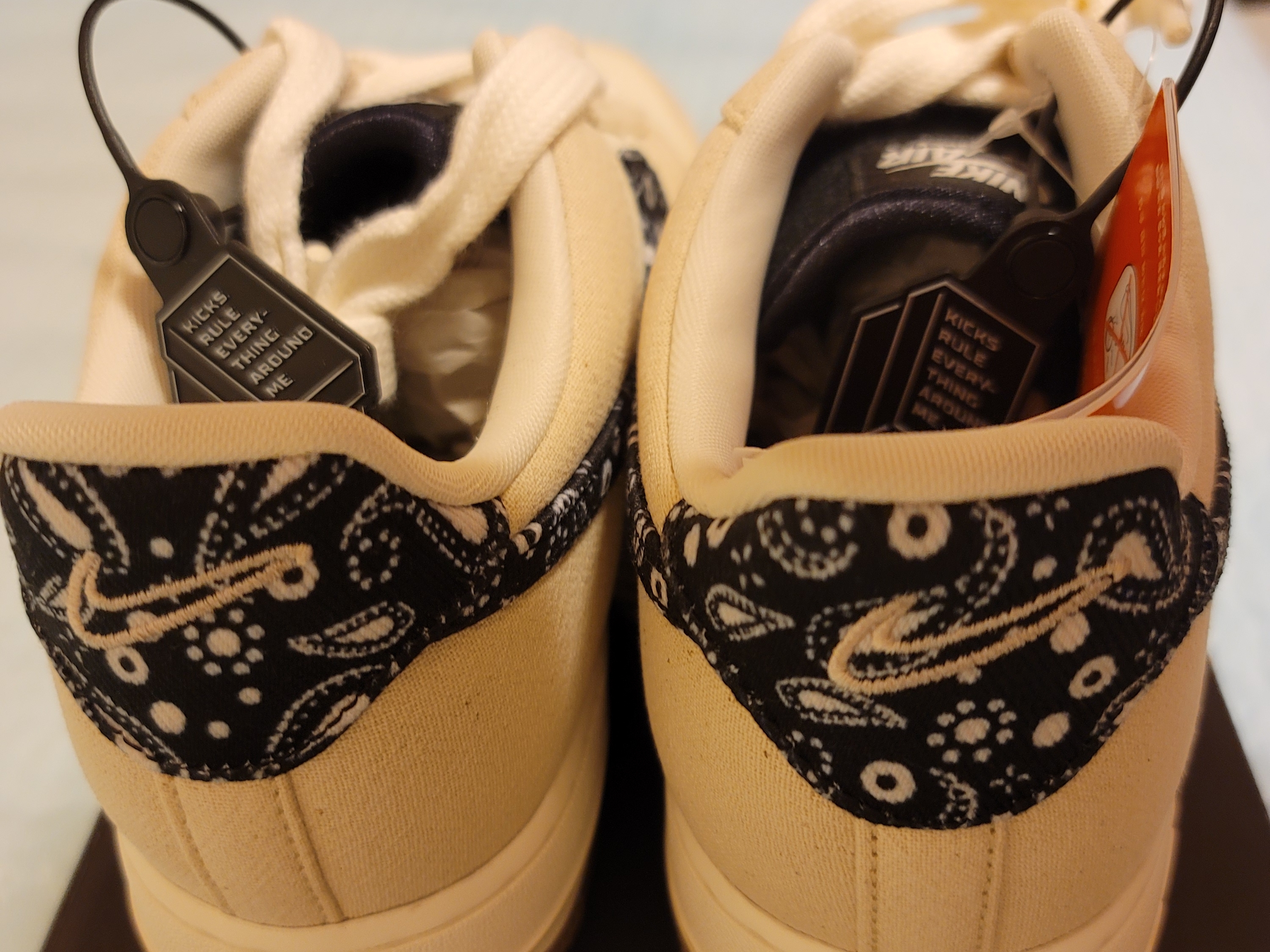 Nike Air Force 1 '07 LV8 Paisley Swoosh 착용 스타일 - 2