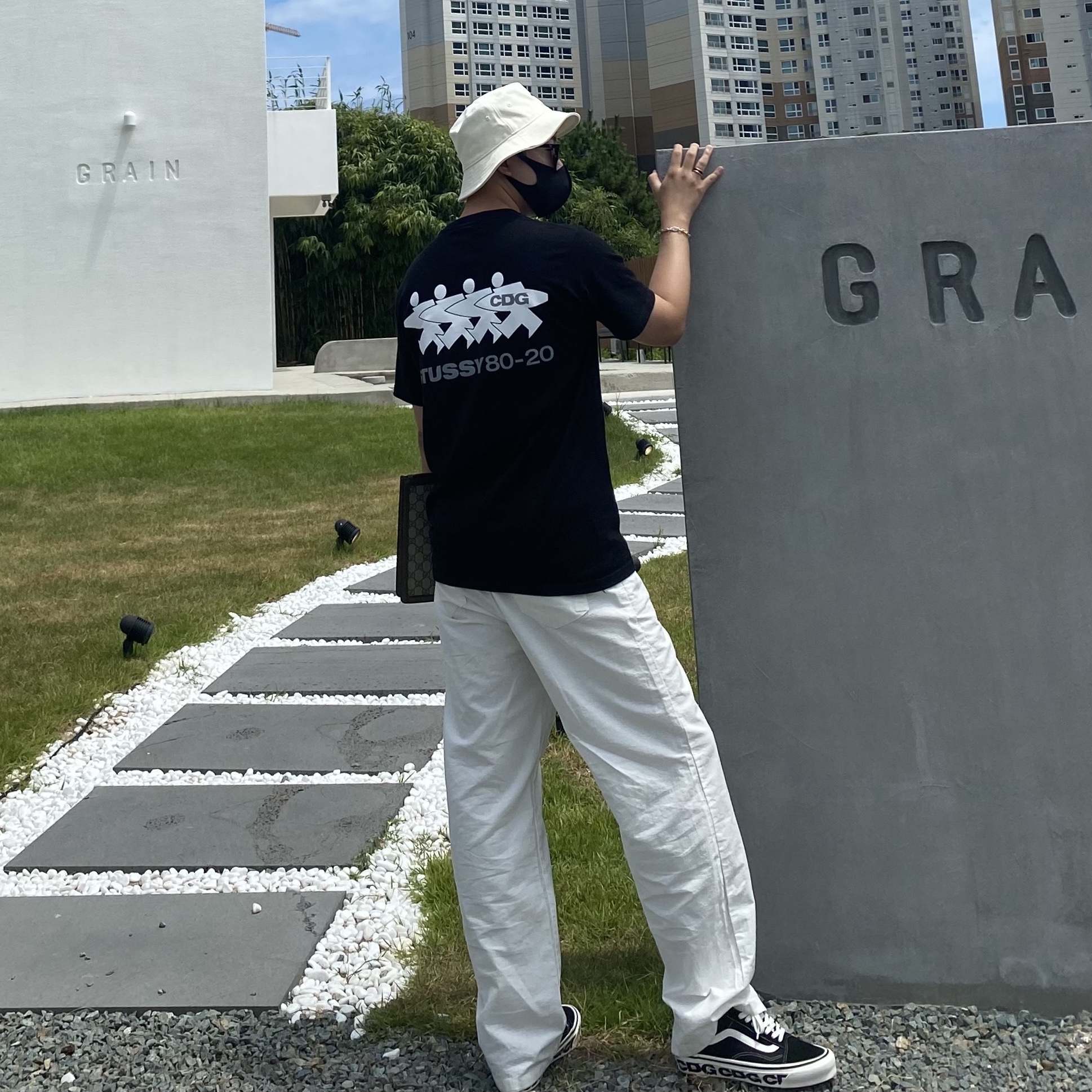 Stussy x CDG Surfman T-Shirt Black, Vans Vault x CDG OG Old Skool LX Side Wall 착용 스타일