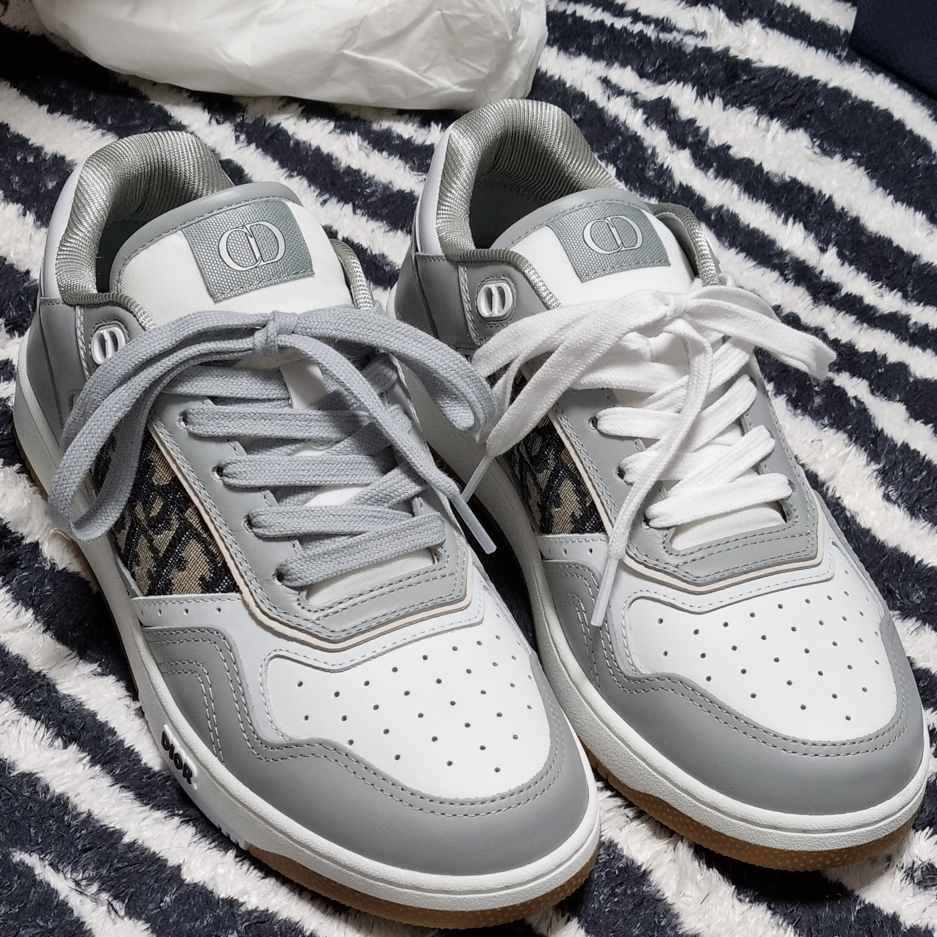 Dior B27 Low-Top Sneakers Gray 착용 스타일