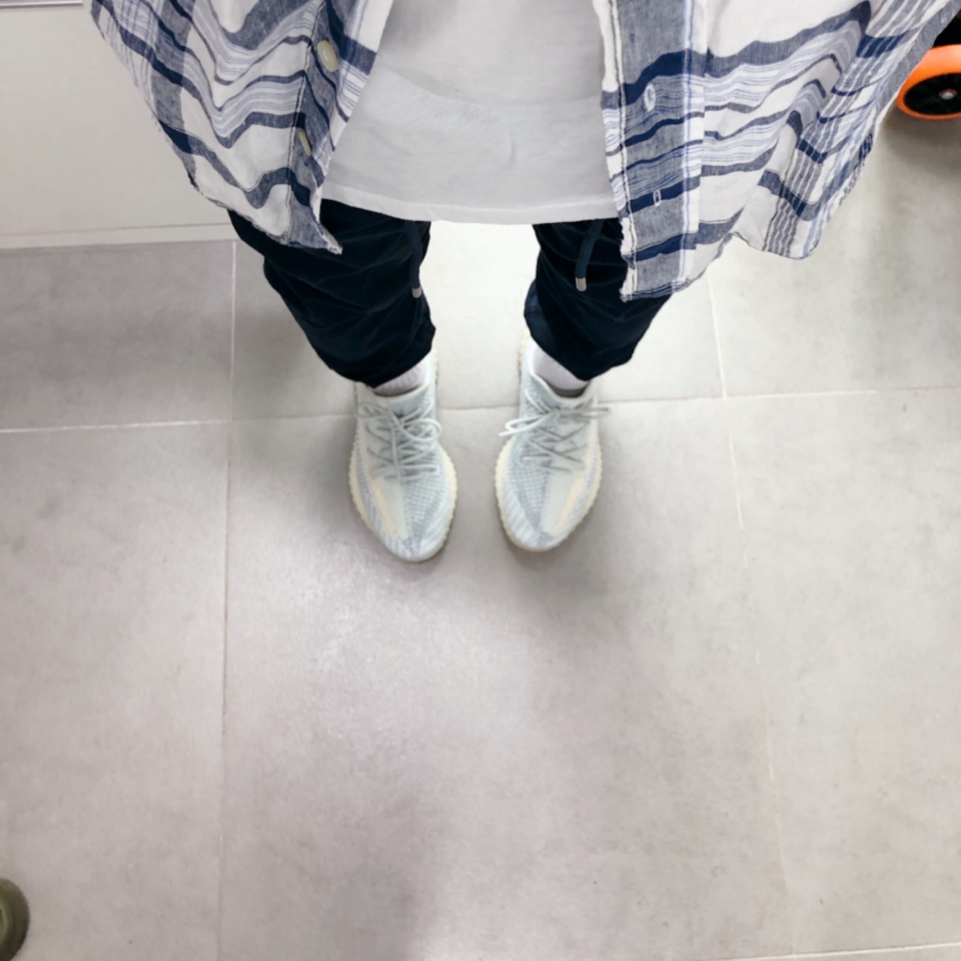 Adidas Yeezy Boost 350 V2 Cloud White - Non-Reflective 착용 스타일 - 3
