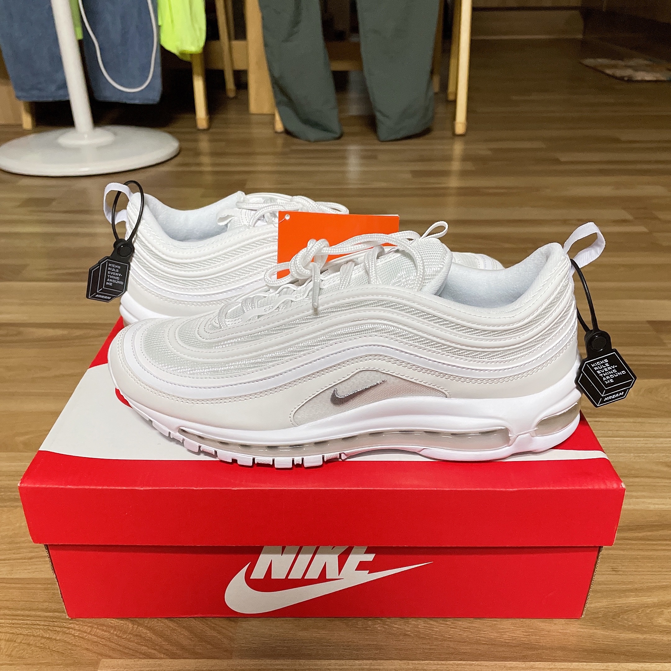 Nike Air Max 97 Triple White Wolf Grey 착용 스타일