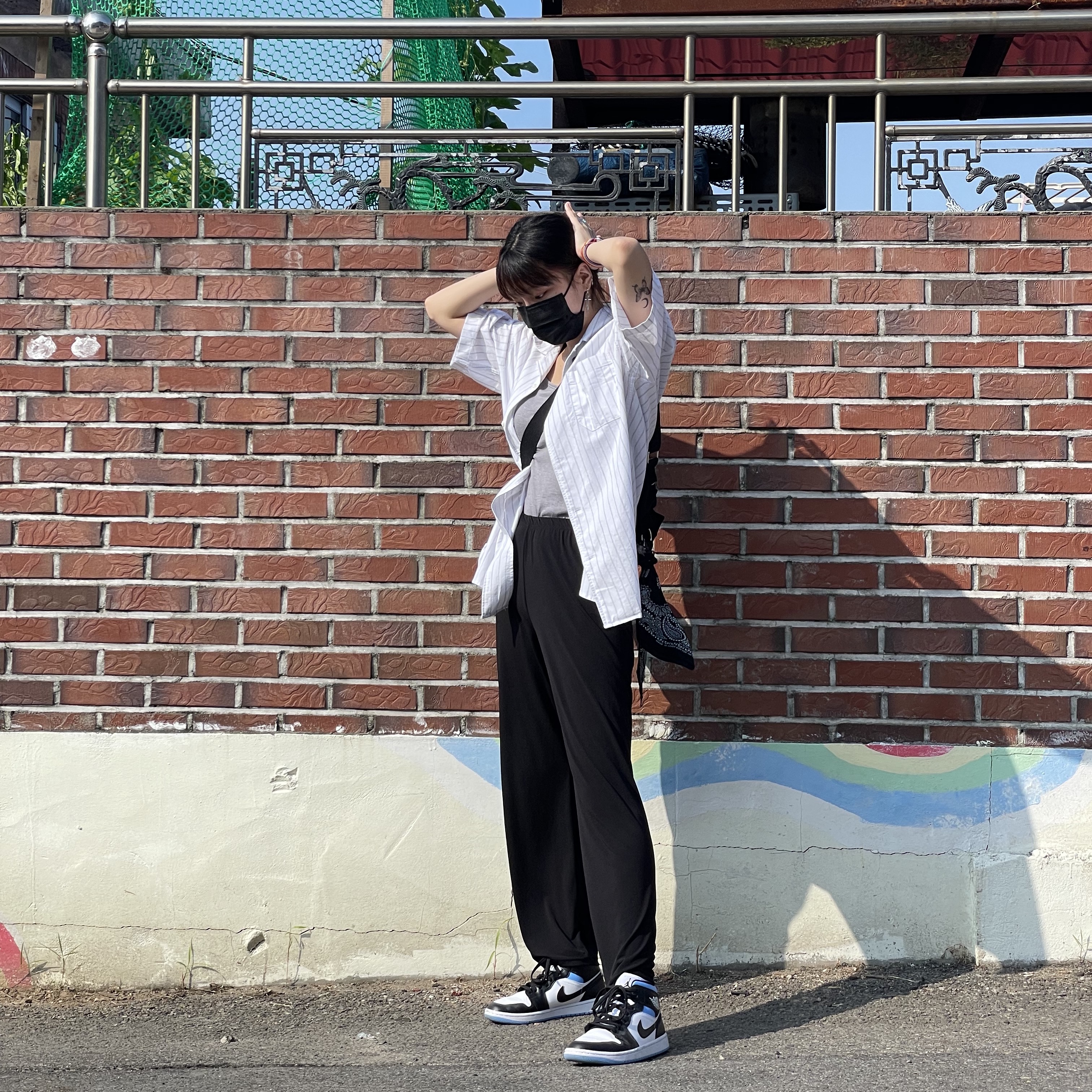 (W) Jordan 1 Mid White Black University Blue 착용 스타일 - 1