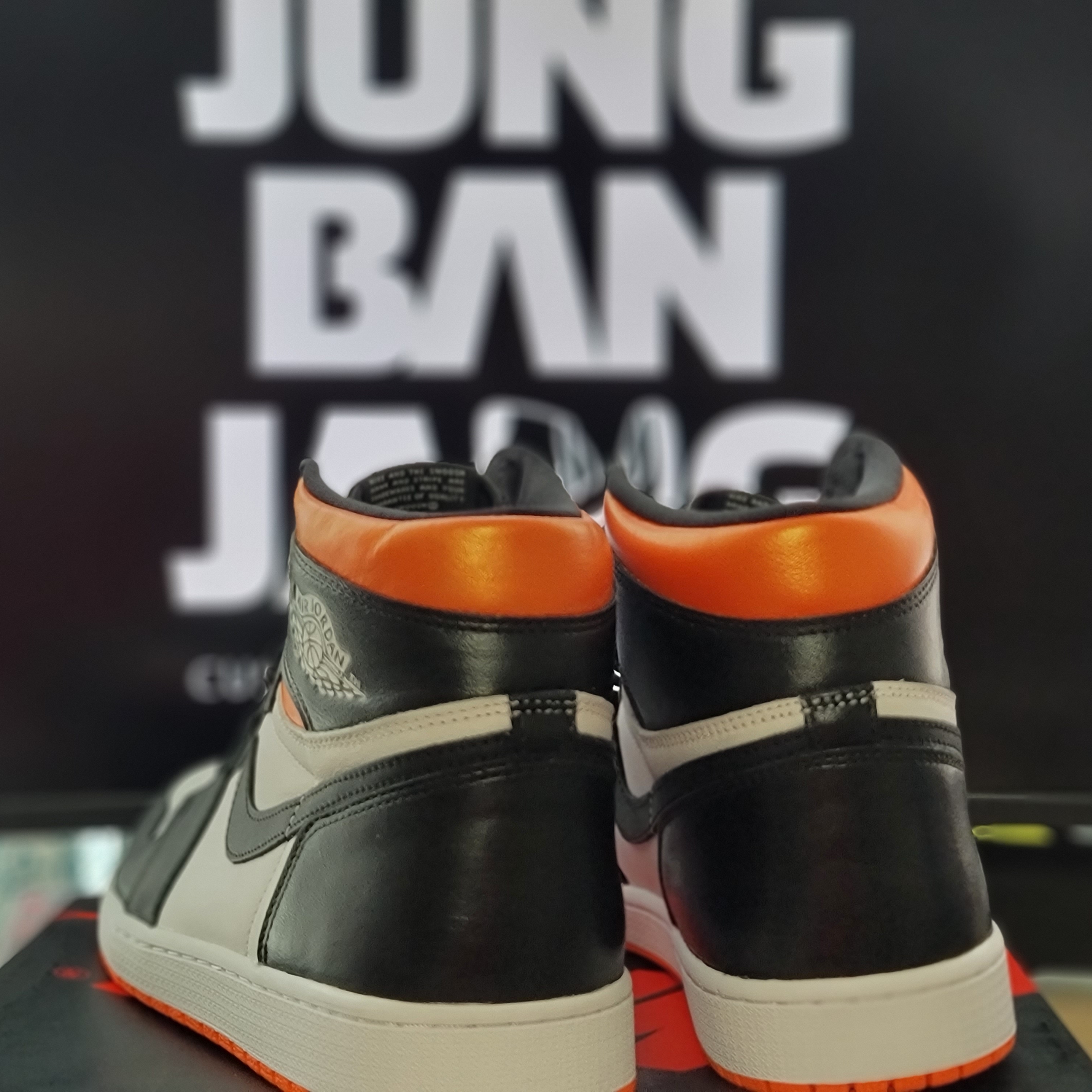 Jordan 1 Retro High OG Electro Orange 착용 스타일 - 3