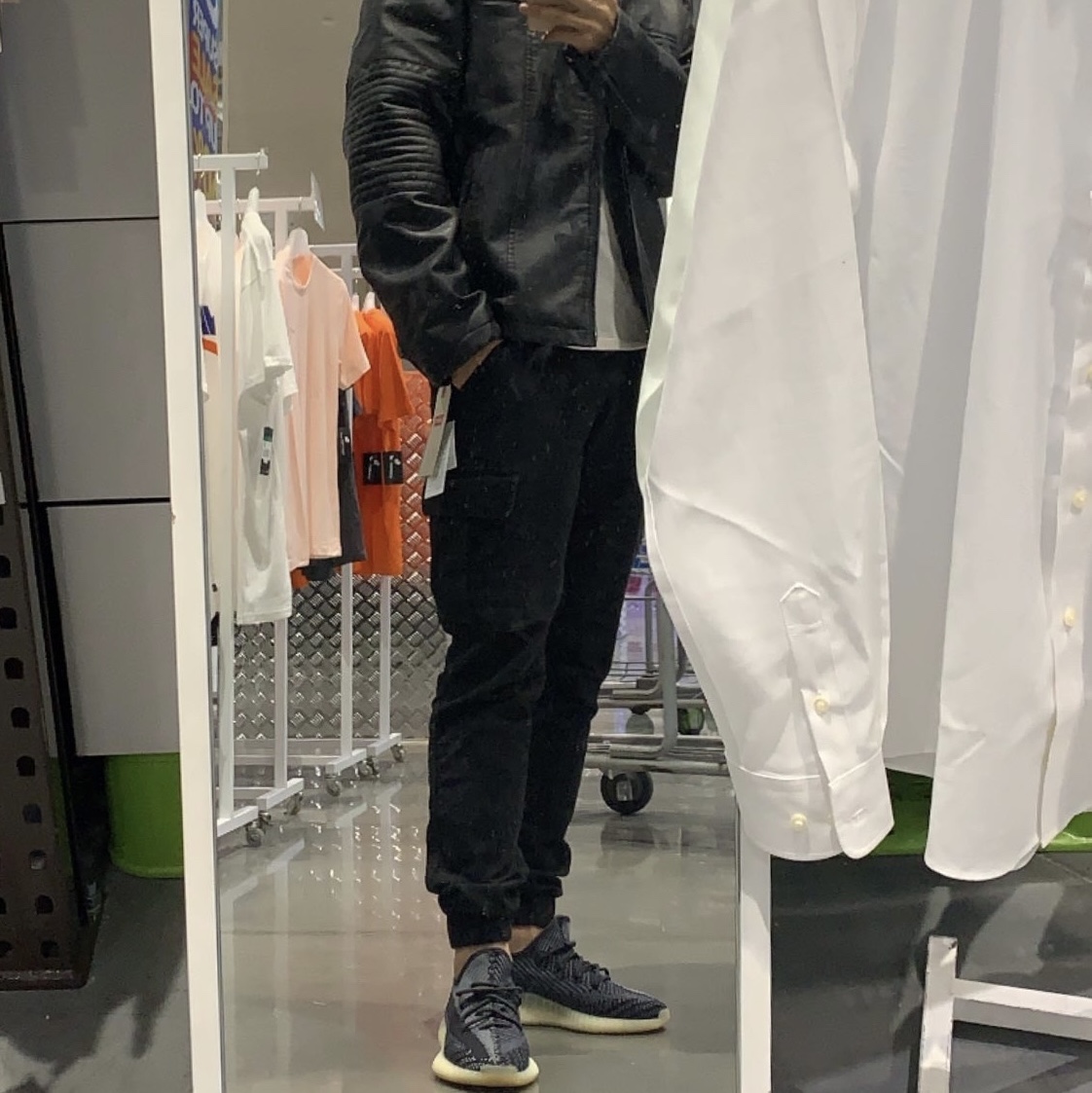 Adidas Yeezy Boost 350 V2 Carbon 착용 스타일