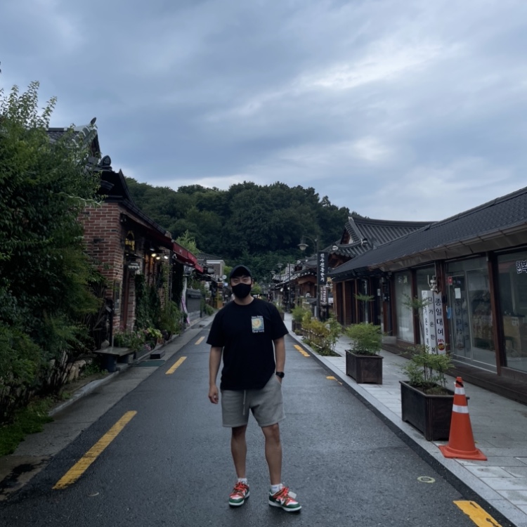Essentials Fleece Shorts Cement - 20FW, Stussy Midnight Insanity T-Shirt Black 착용 스타일 - 1