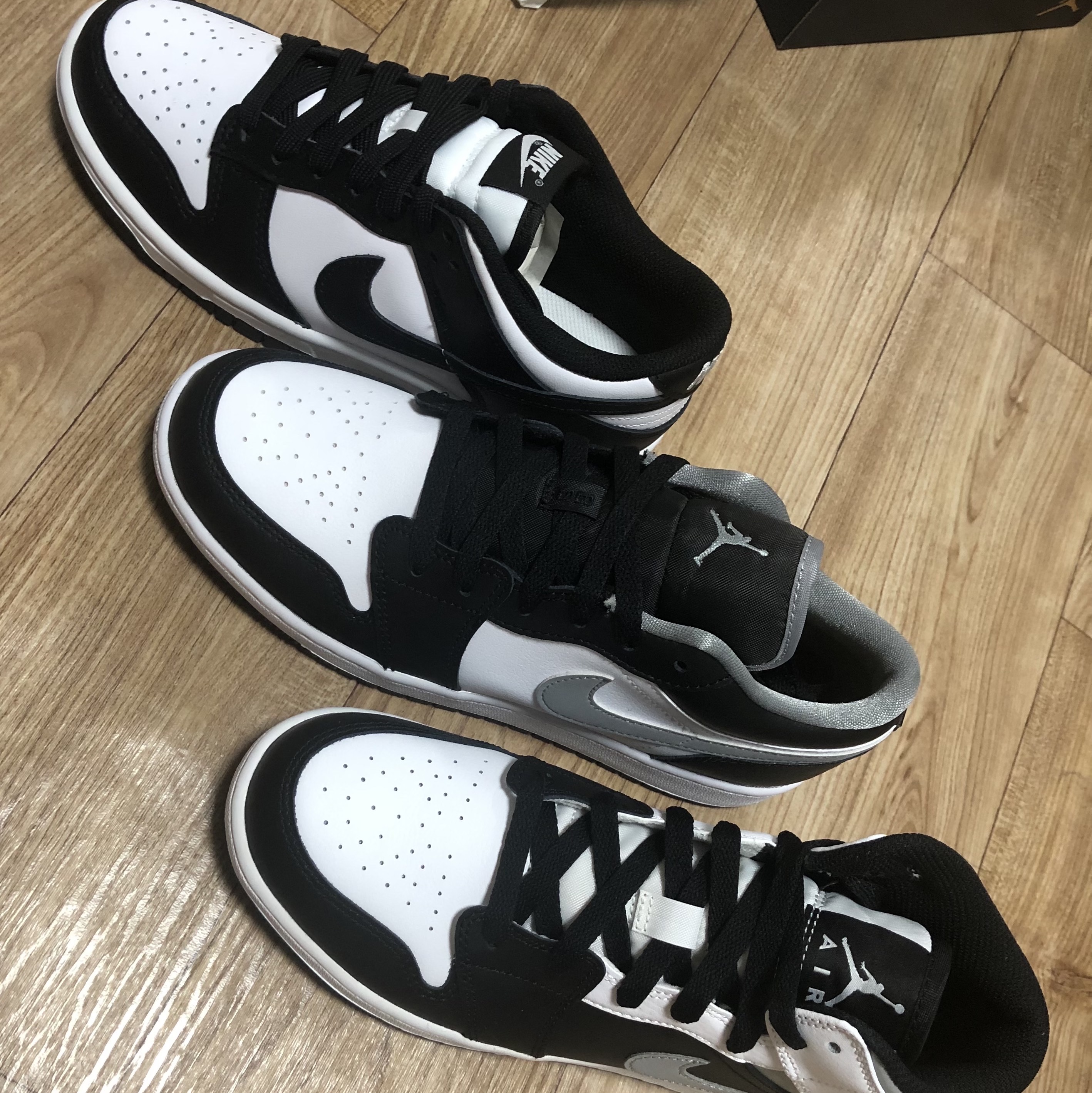 (W) Nike Dunk Low Black, (GS) Jordan 1 Low Black Particle Grey 착용 스타일 - 2