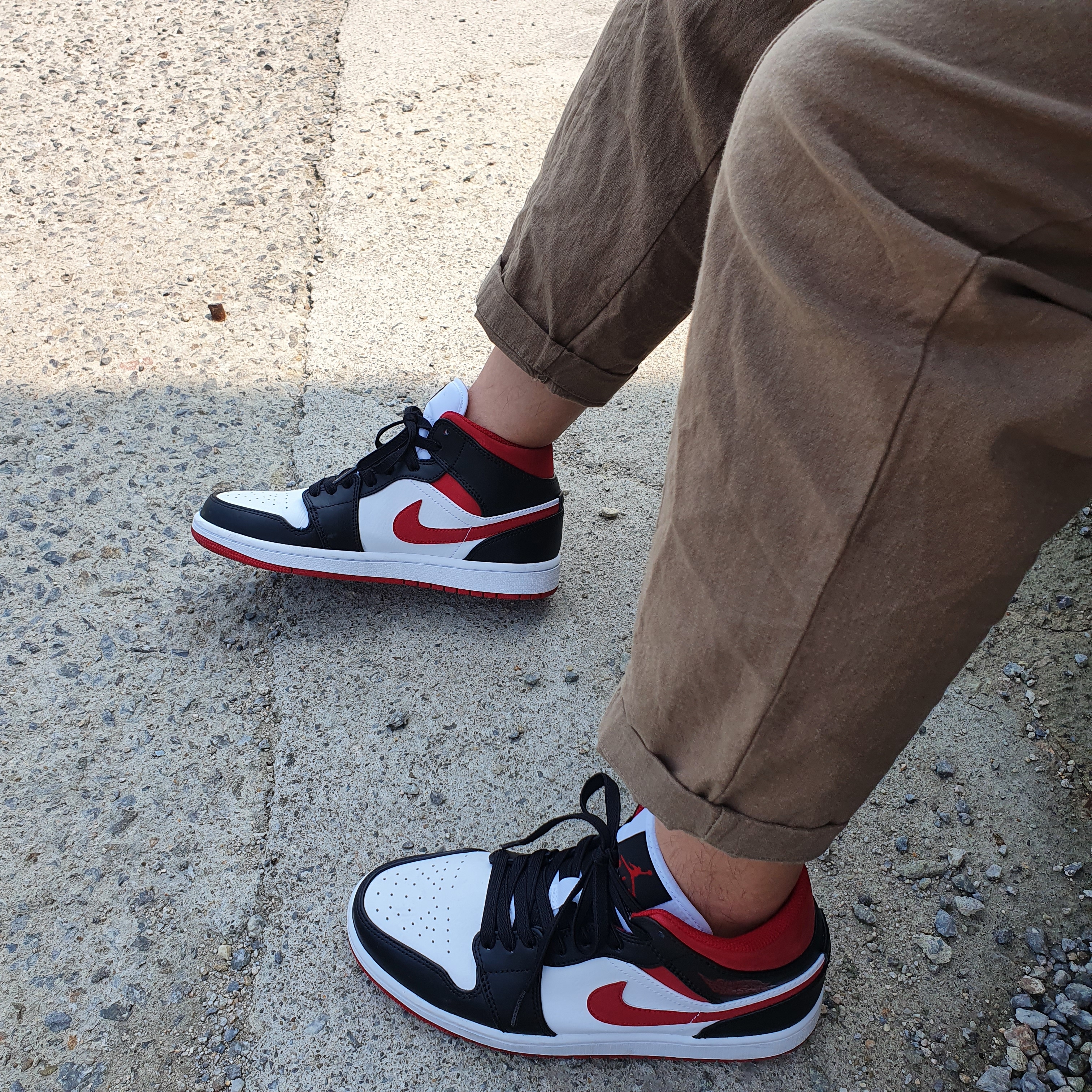 Jordan 1 Mid Gym Red Black White 착용 스타일 - 1