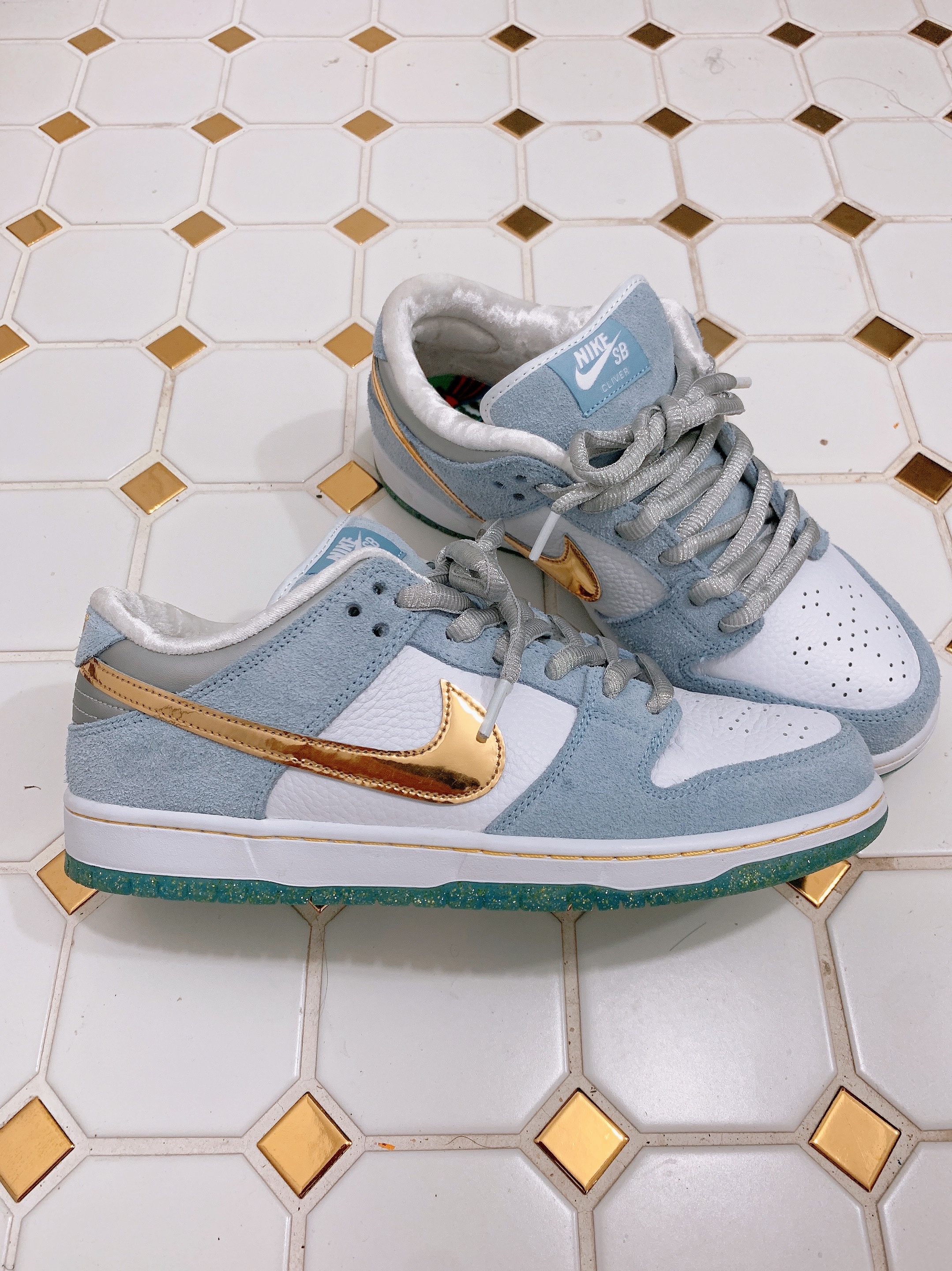 Nike x Sean Cliver SB Dunk Low Holiday Special 착용 스타일 - 2