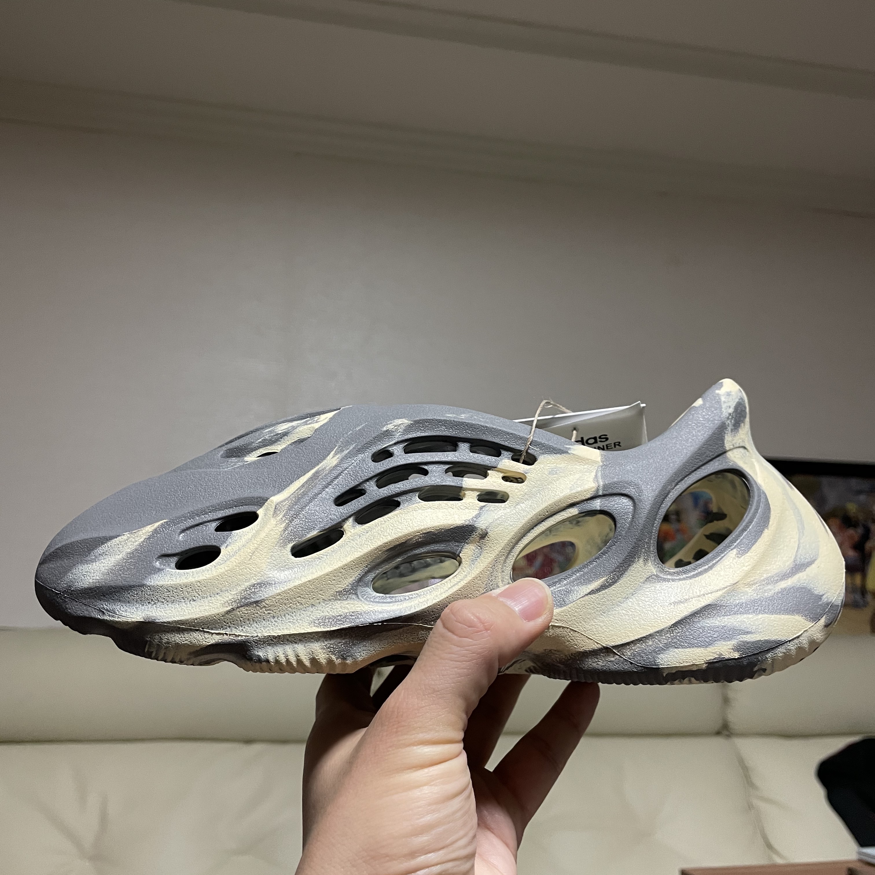 Adidas Yeezy Foam RNNR MXT Moon Gray 착용 스타일 - 2