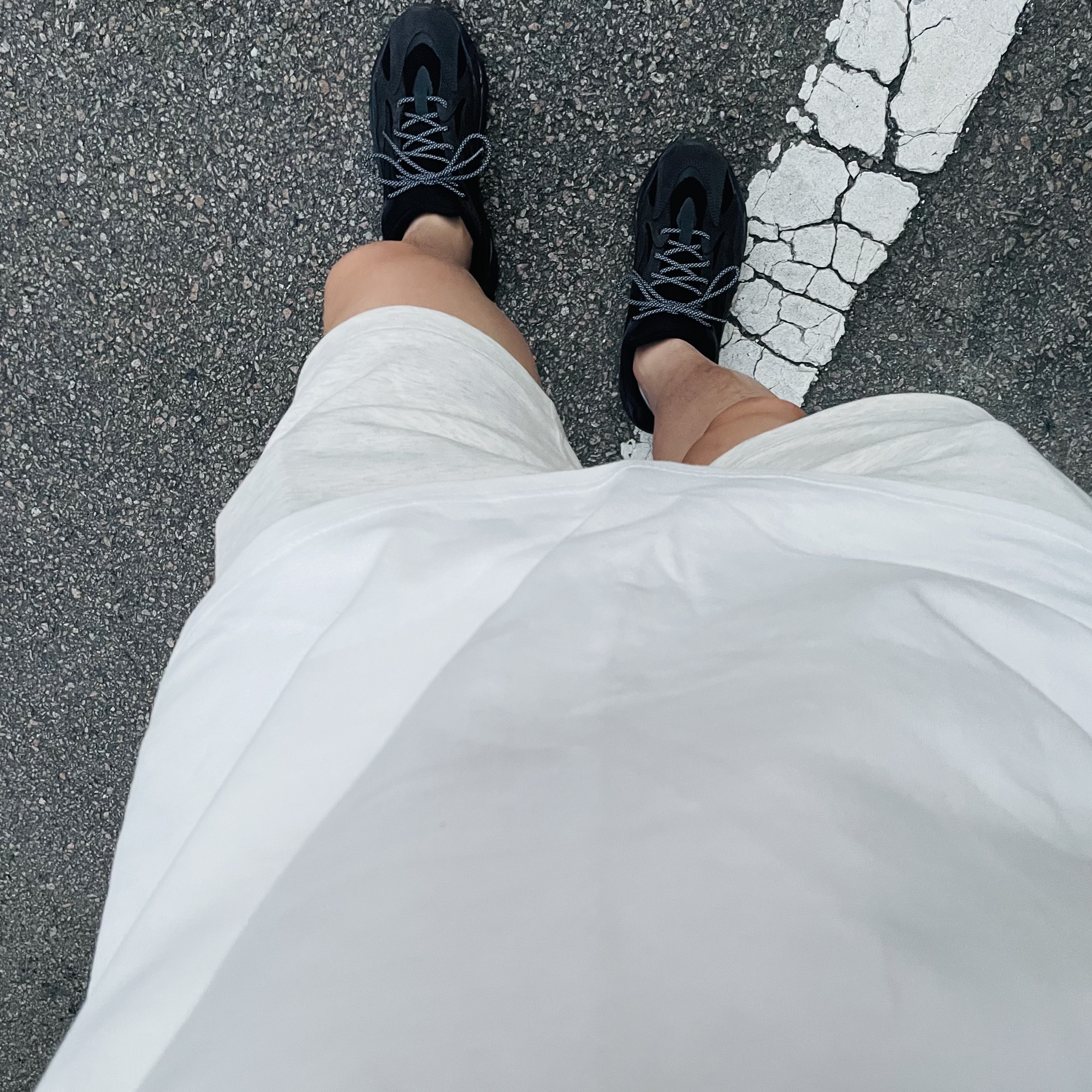 Adidas Yeezy Boost 700 V2 Vanta 2019 착용 스타일 - 4