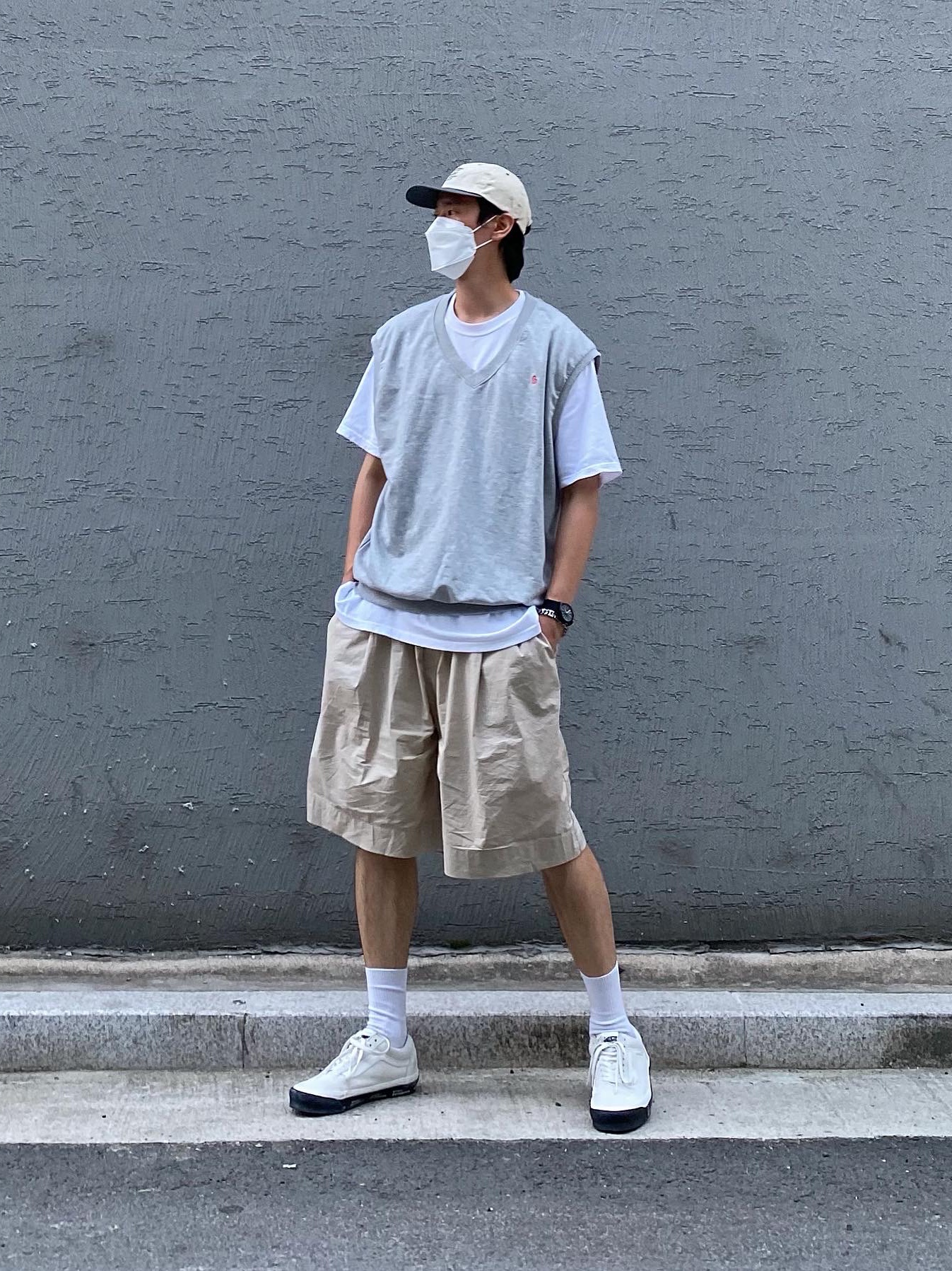 Vans Vault x WTAPS Old Skool LX White Black 착용 스타일 - 1