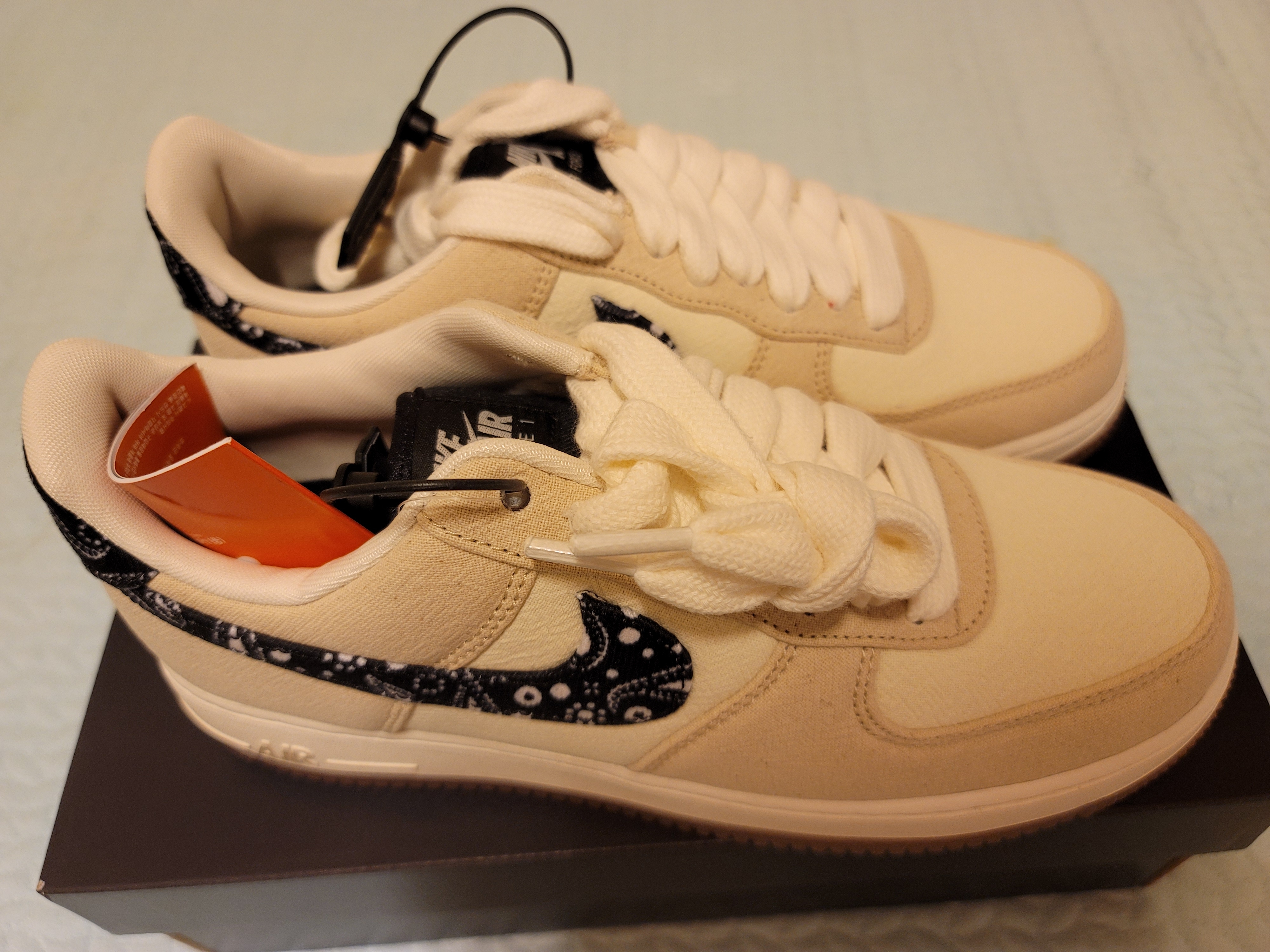 Nike Air Force 1 '07 LV8 Paisley Swoosh 착용 스타일 - 1