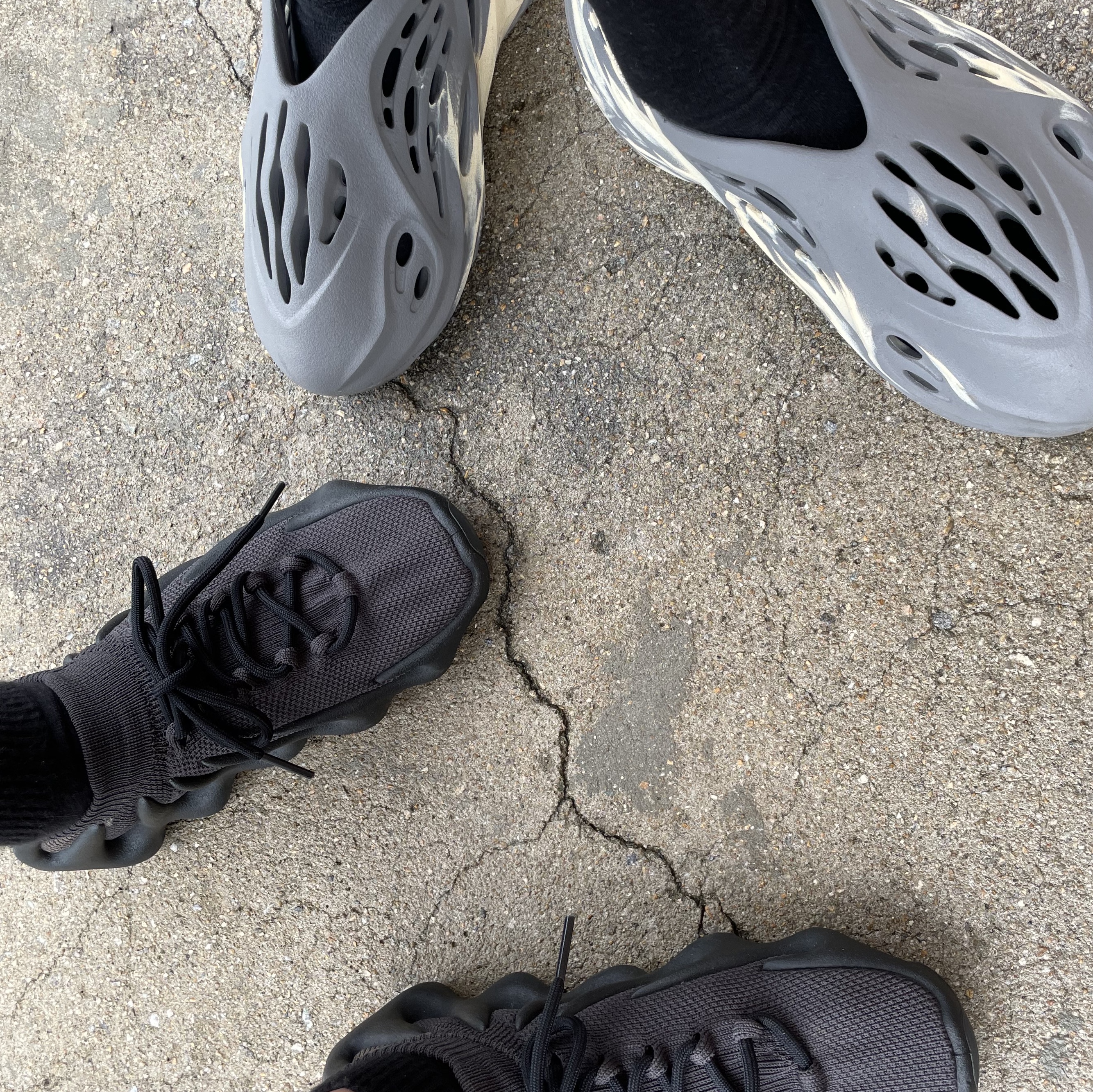 Adidas Yeezy 450 Dark Slate, Adidas Yeezy Foam RNNR MXT Moon Gray 착용 스타일 - 2