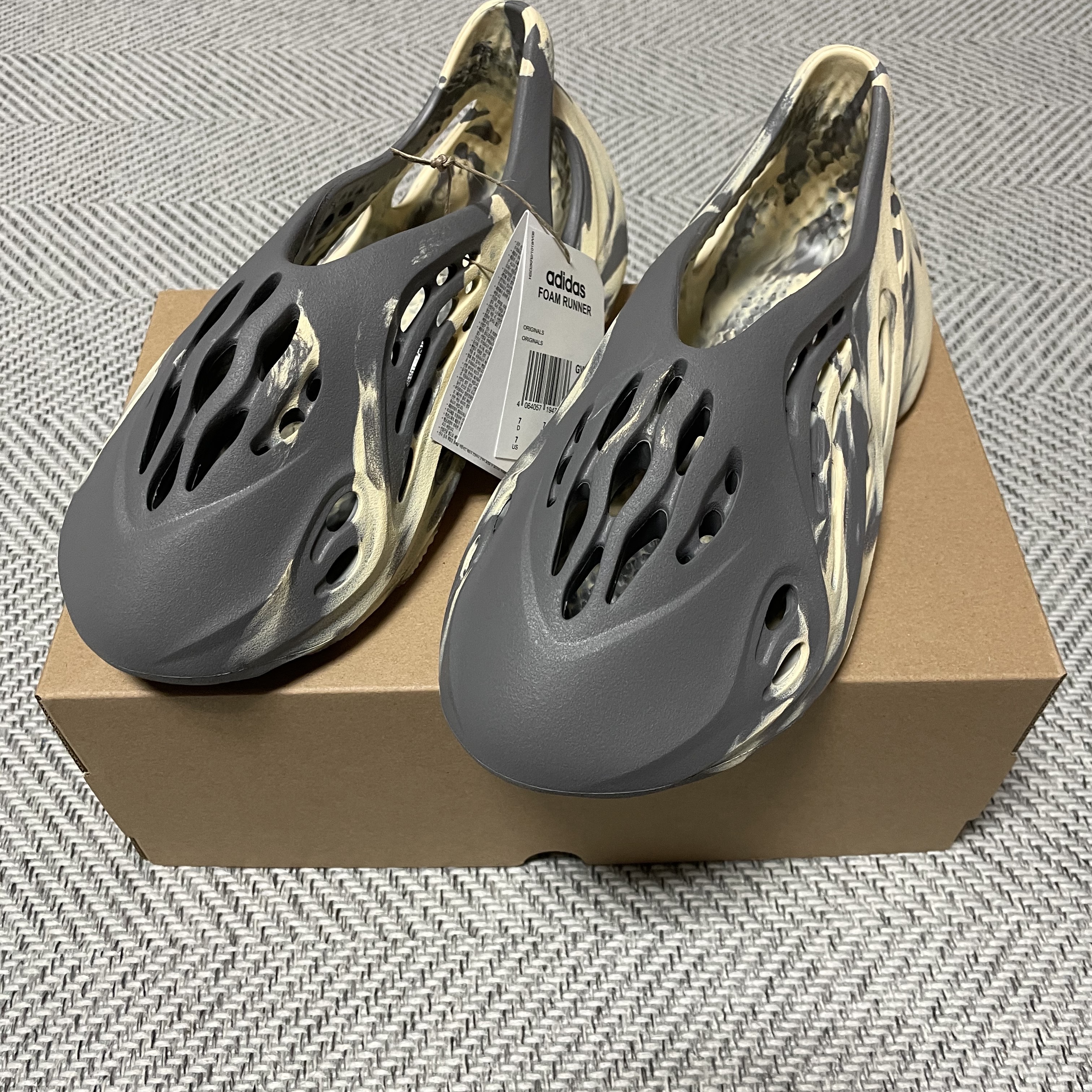 Adidas Yeezy Foam RNNR MXT Moon Gray 착용 스타일 - 1