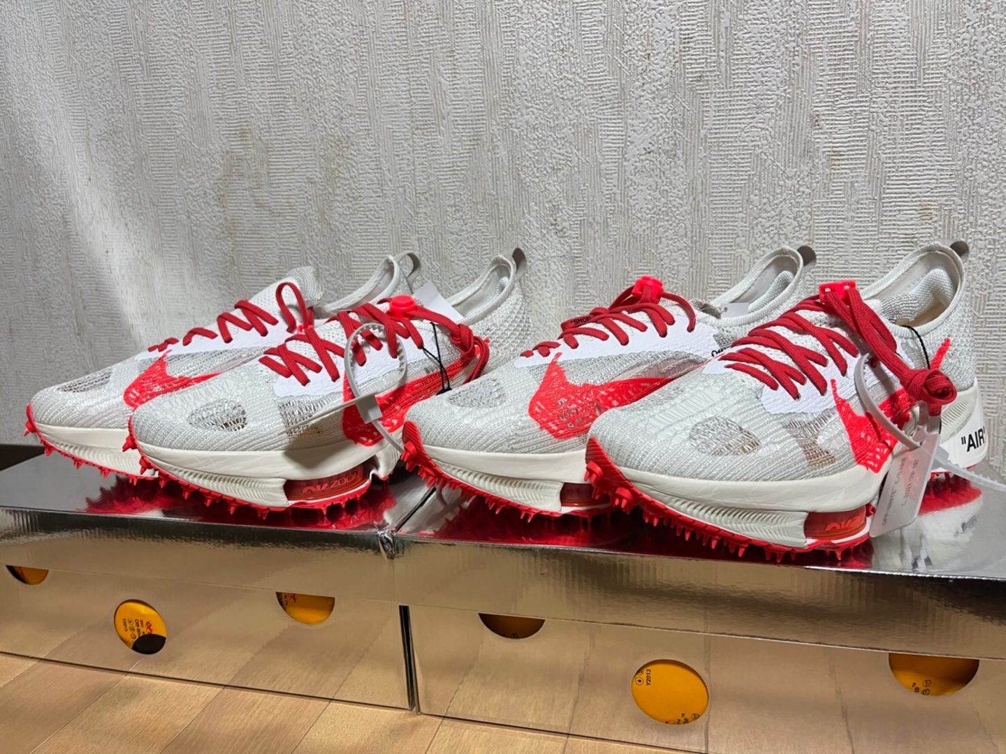 Nike x Off-White Air Zoom Tempo Next% Black, Nike x Off-White Air Zoom Tempo Next% Pink Glow 착용 스타일 - 3