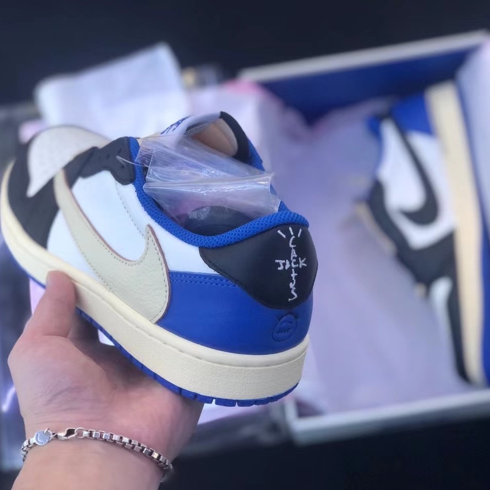 Jordan 1 x Travis Scott x Fragment Retro High OG SP Military Blue, Jordan 1 x Travis Scott x Fragment Retro Low OG SP Military Blue 착용 스타일 - 3