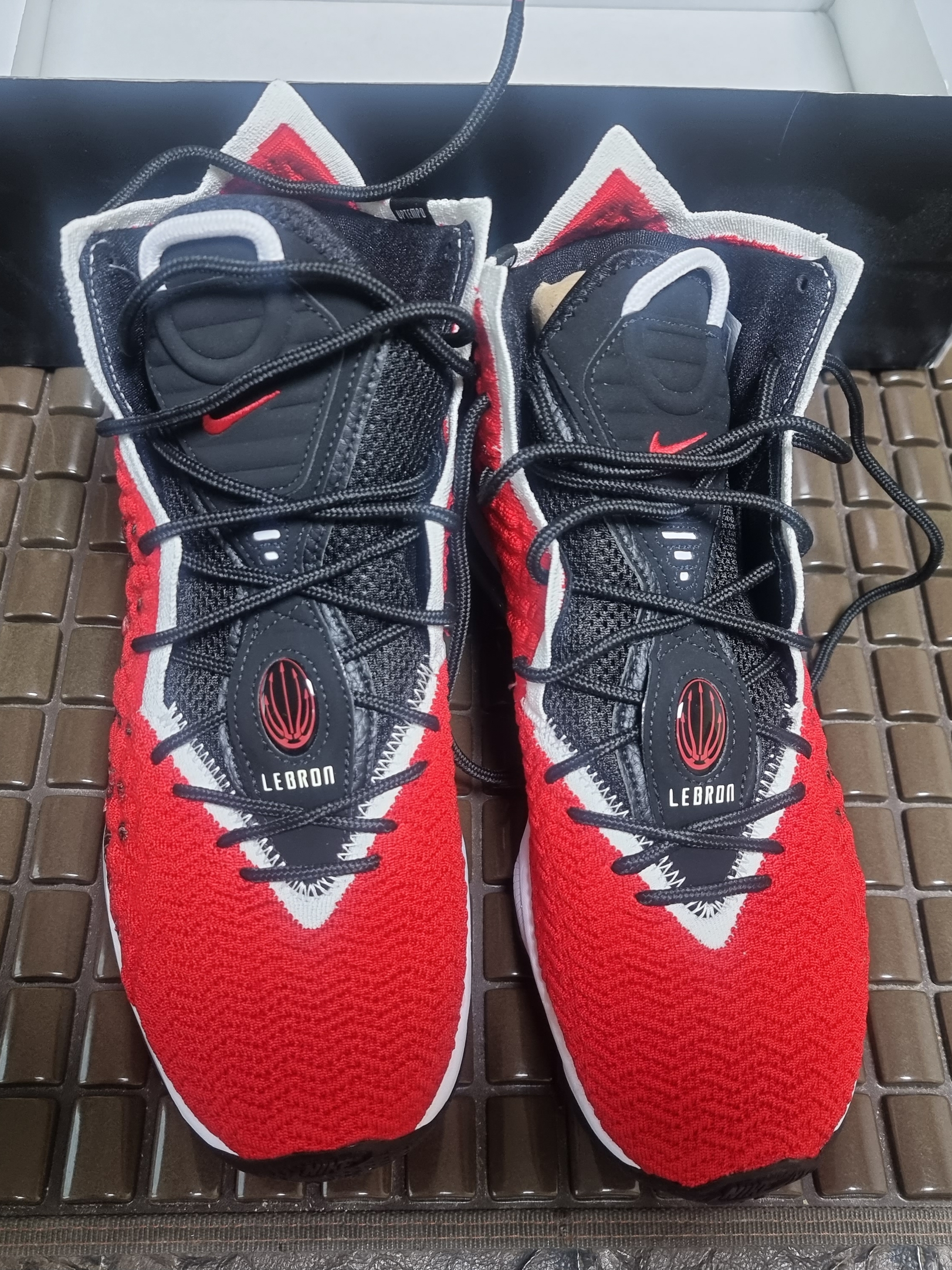 Nike LeBron 17 University Red White 착용 스타일