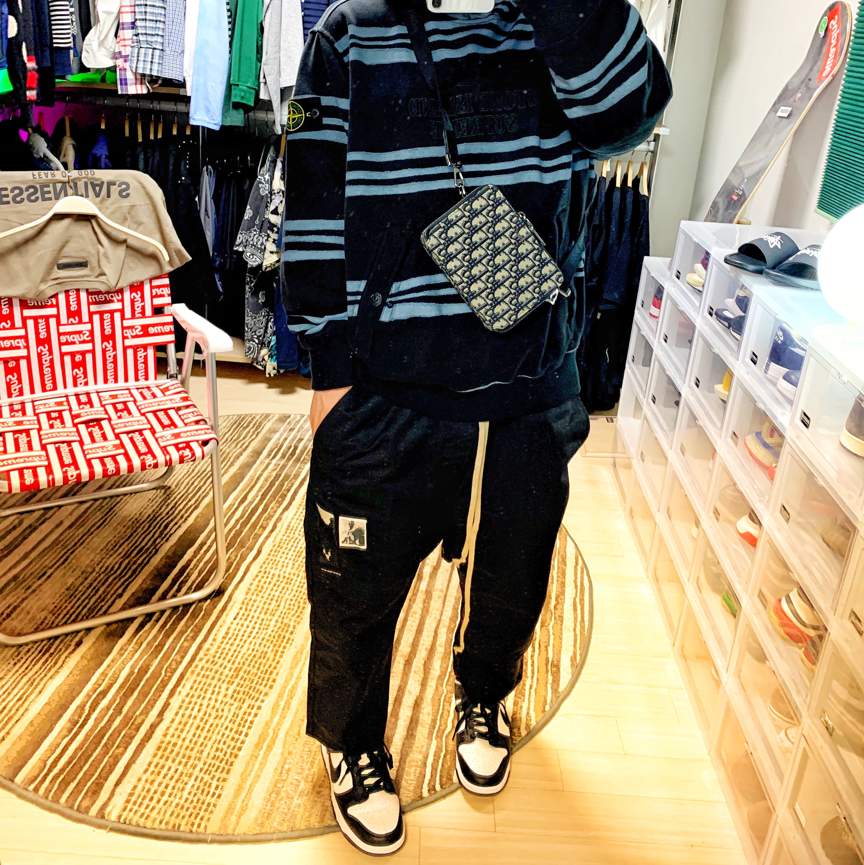 Jordan 1 x Travis Scott Retro High OG SP Mocha, Nike x Stussy Bucket Hat Habanero Red 착용 스타일 - 2