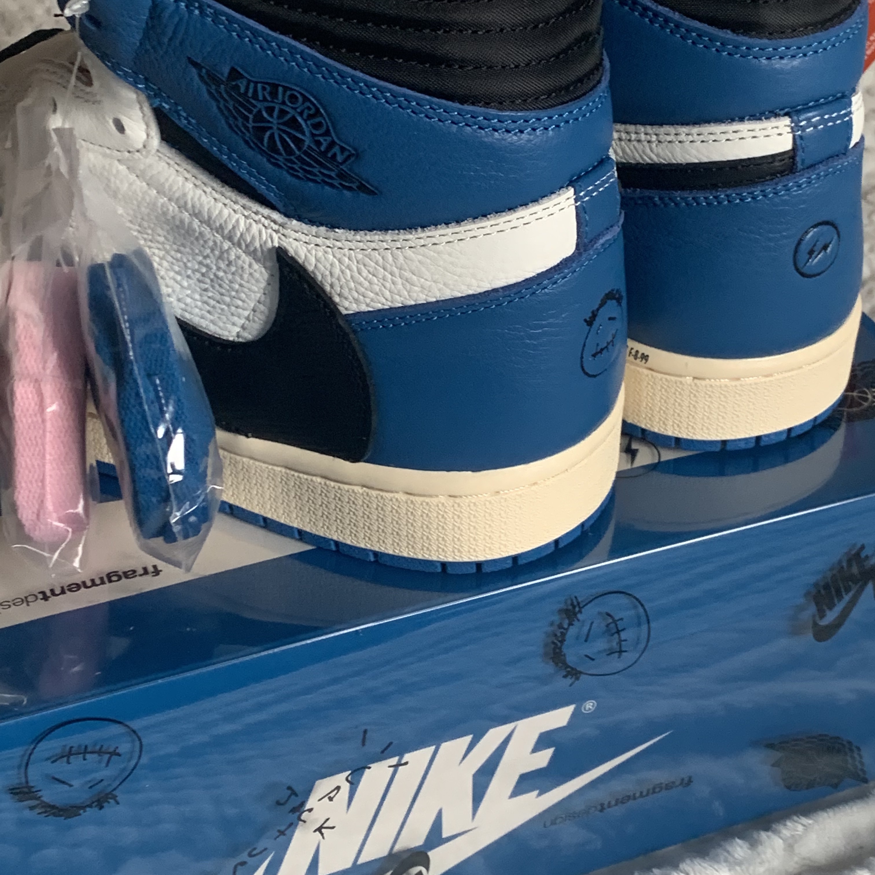 Jordan 1 x Travis Scott x Fragment Retro High OG SP Military Blue 착용 스타일