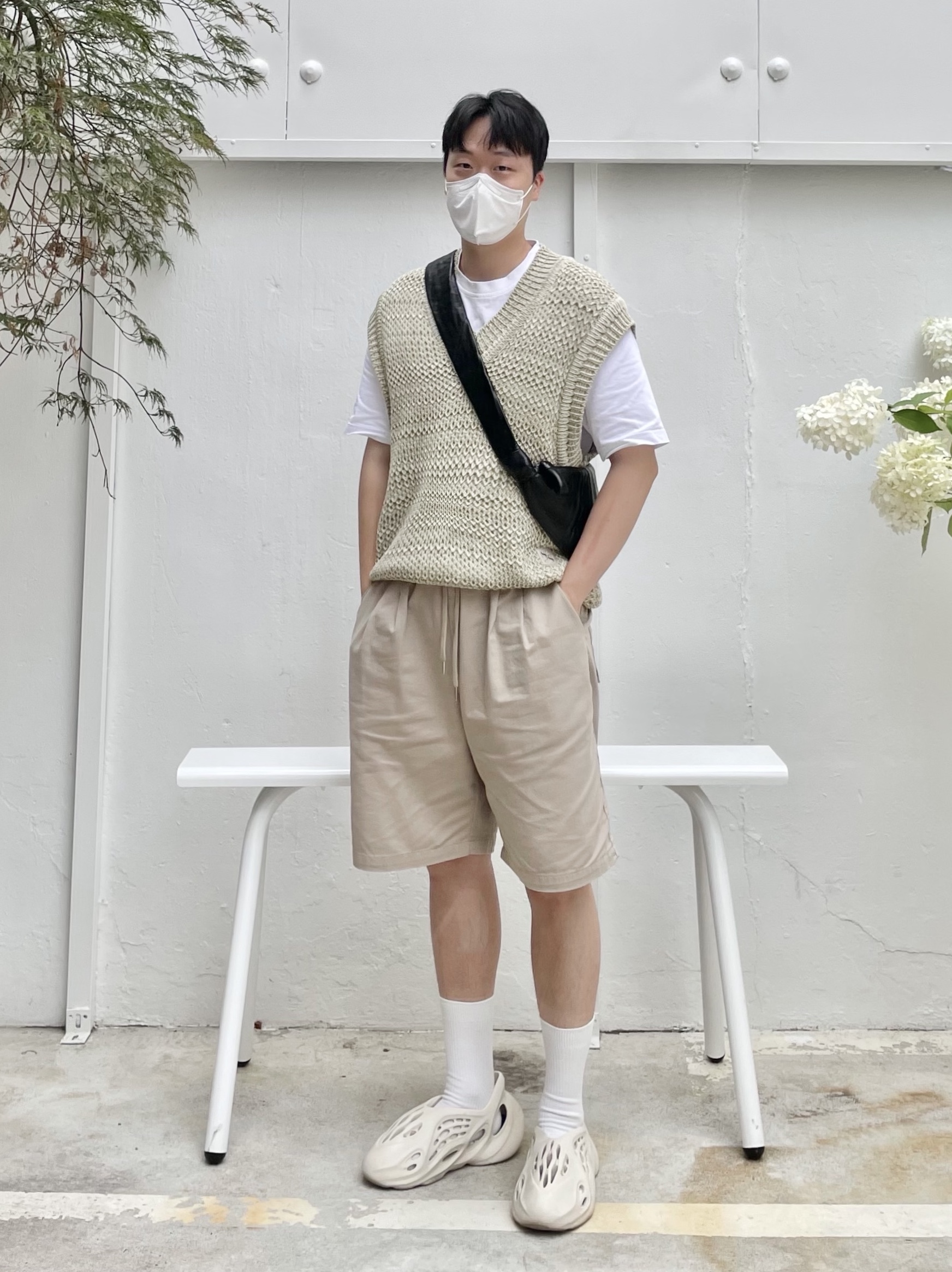 Adidas Yeezy Foam RNNR Sand 착용 스타일