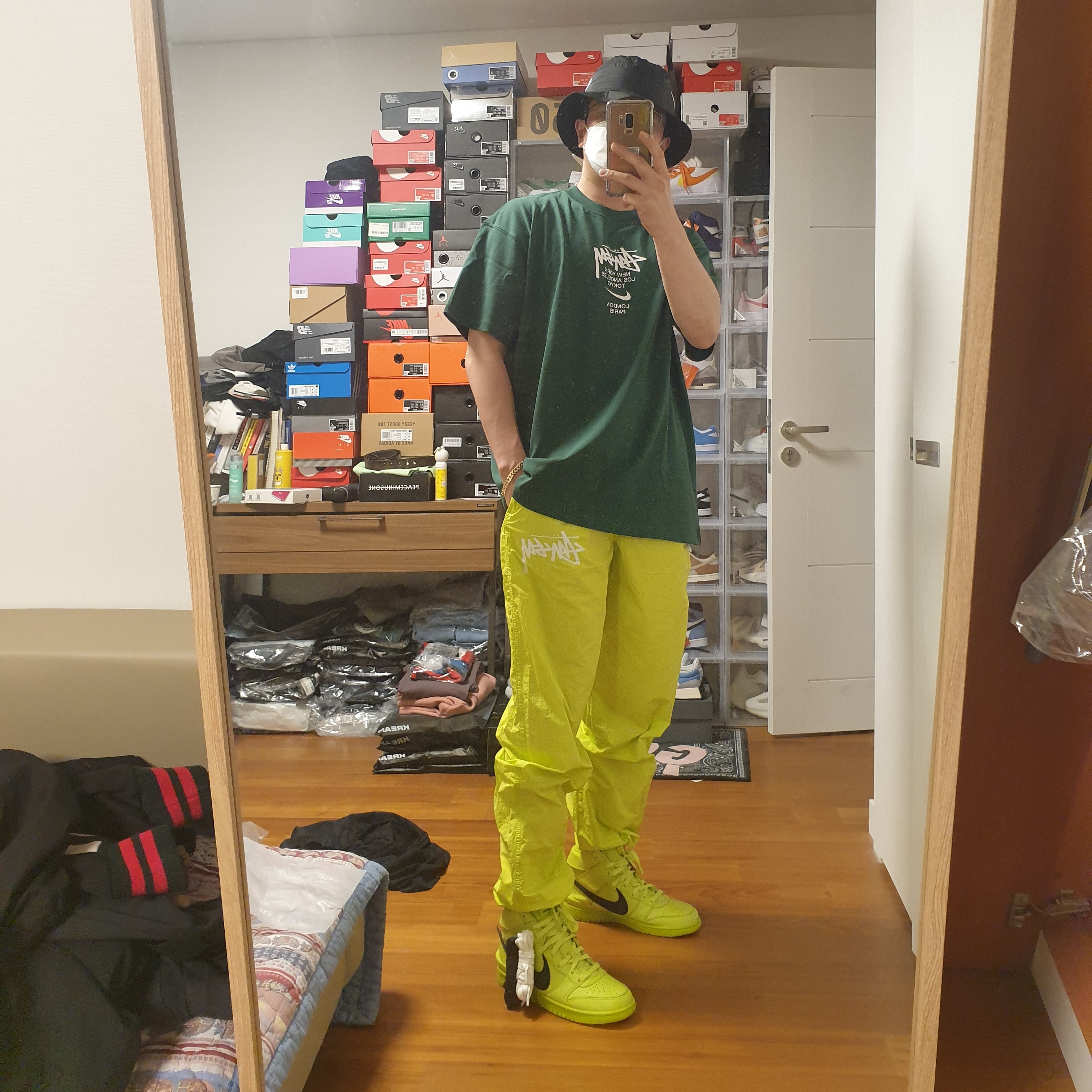 Nike x Stussy Bucket Hat Black, Nike x Stussy Beach Pants Bright Cactus 착용 스타일 - 1