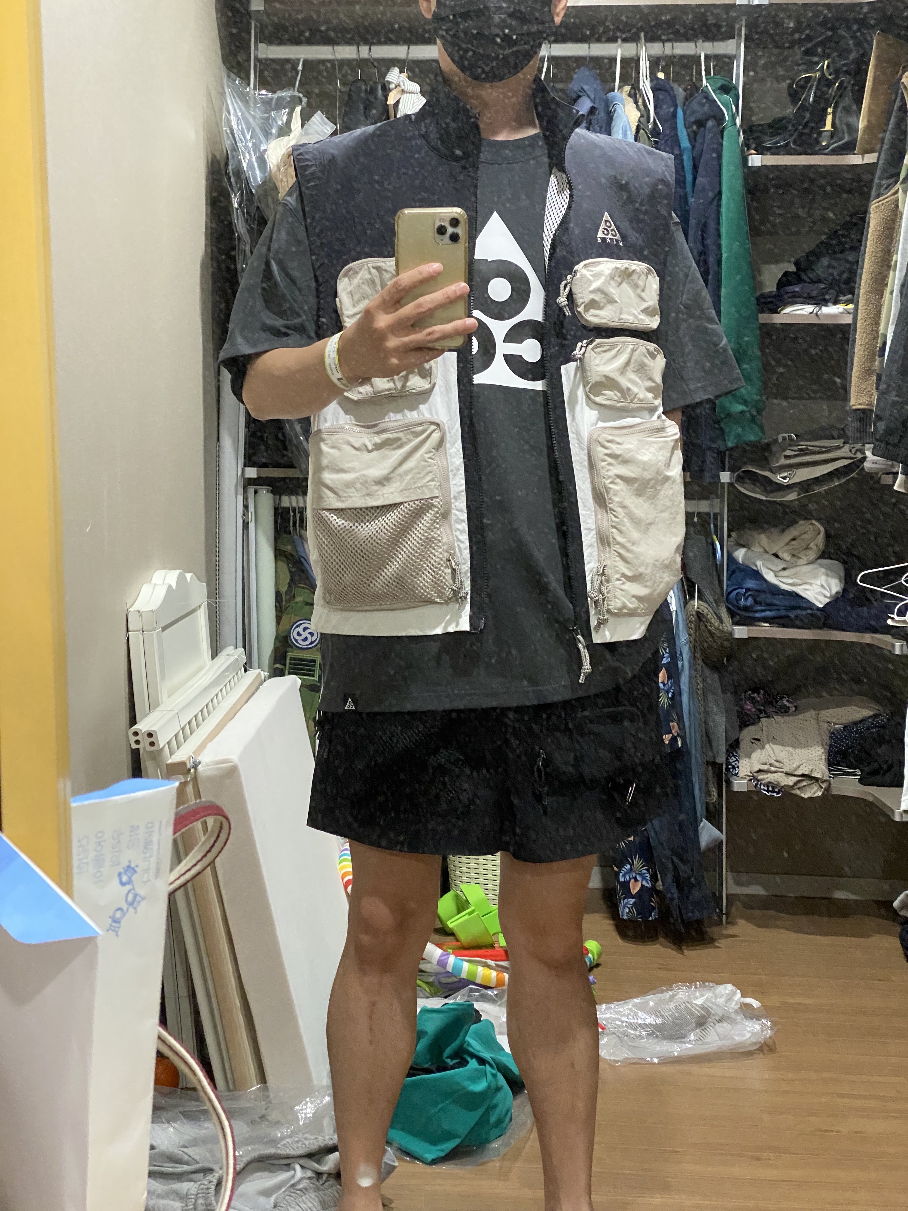 Nike ACG Cargo Shorts Black Dark Beetroot - Asia, Nike ACG Utility Vest Black Summit White - Asia 착용 스타일