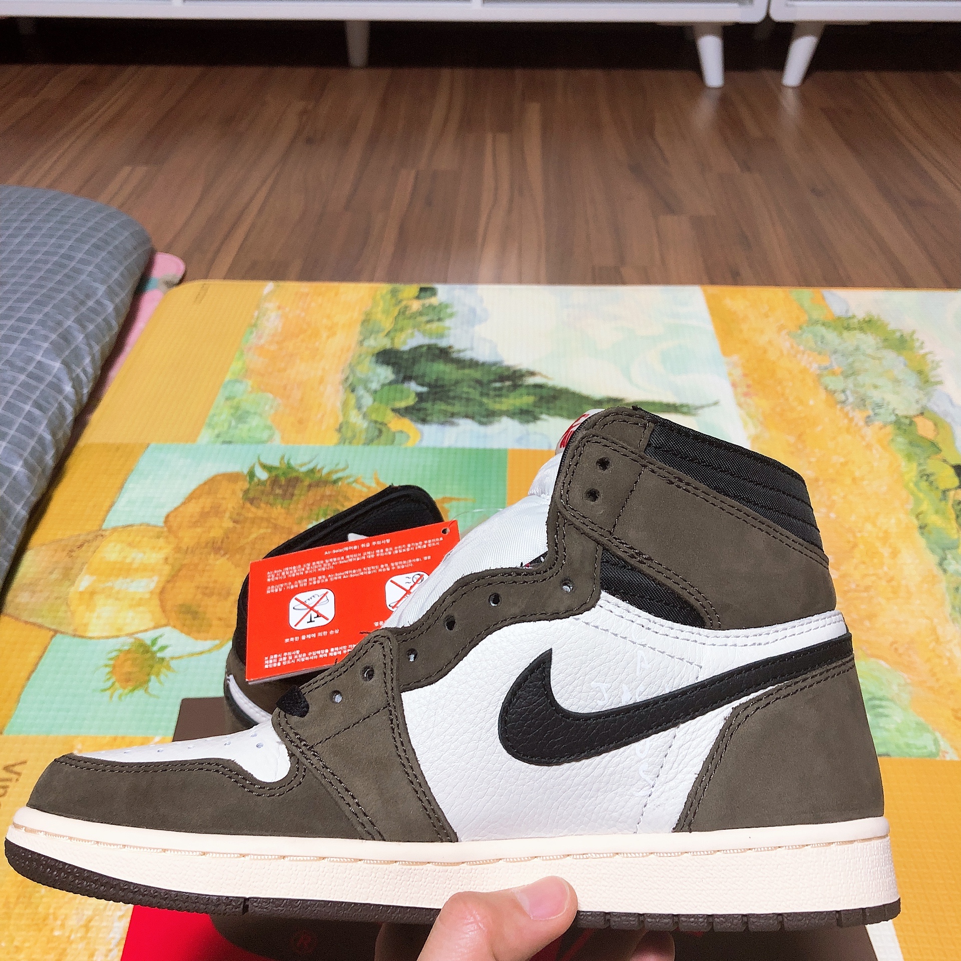Jordan 1 x Travis Scott Retro High OG SP Mocha 착용 스타일 - 2