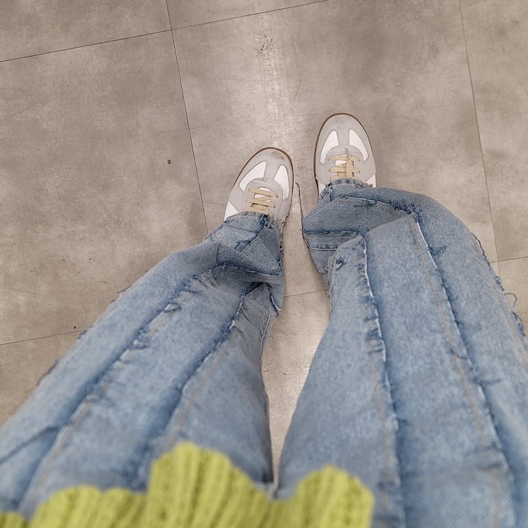 (W) Maison Margiela Replica Cut-Out Sneakers Light Grey 착용 스타일