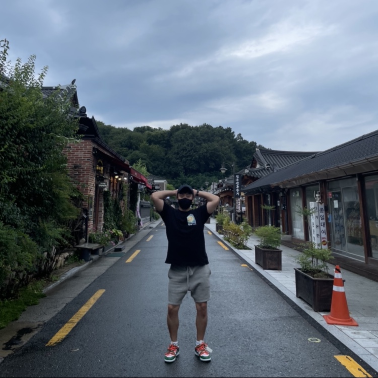 Essentials Fleece Shorts Cement - 20FW, Stussy Midnight Insanity T-Shirt Black 착용 스타일 - 2
