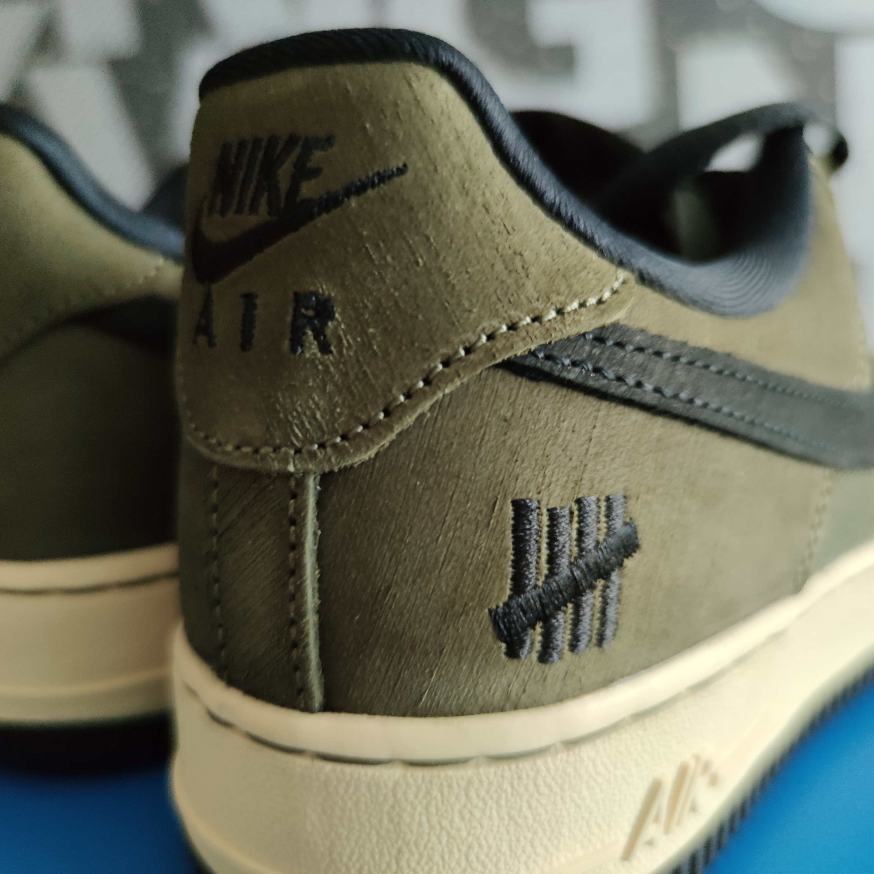 Nike x Undefeated Air Force 1 Low SP Ballistic 착용 스타일 - 2
