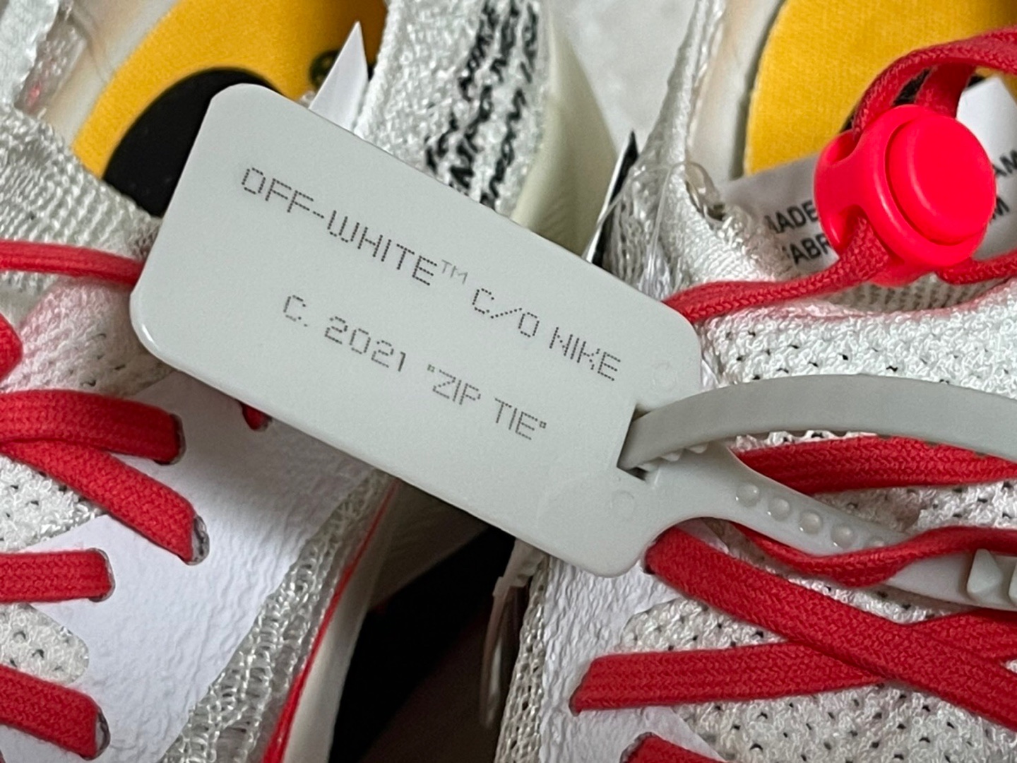 Nike x Off-White Air Zoom Tempo Next% Black, Nike x Off-White Air Zoom Tempo Next% Pink Glow 착용 스타일 - 4
