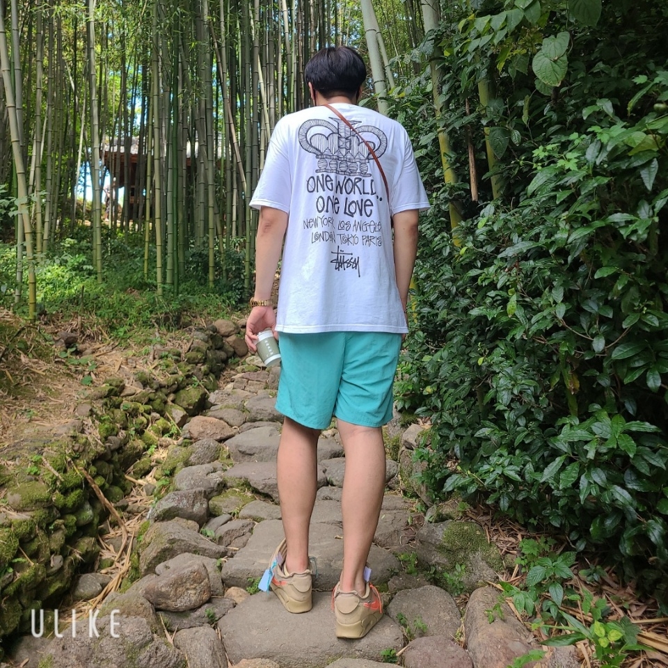 Nike x Off-White Air Max 90 V2 Desert Ore, Stussy One World T-Shirt White 착용 스타일 - 1