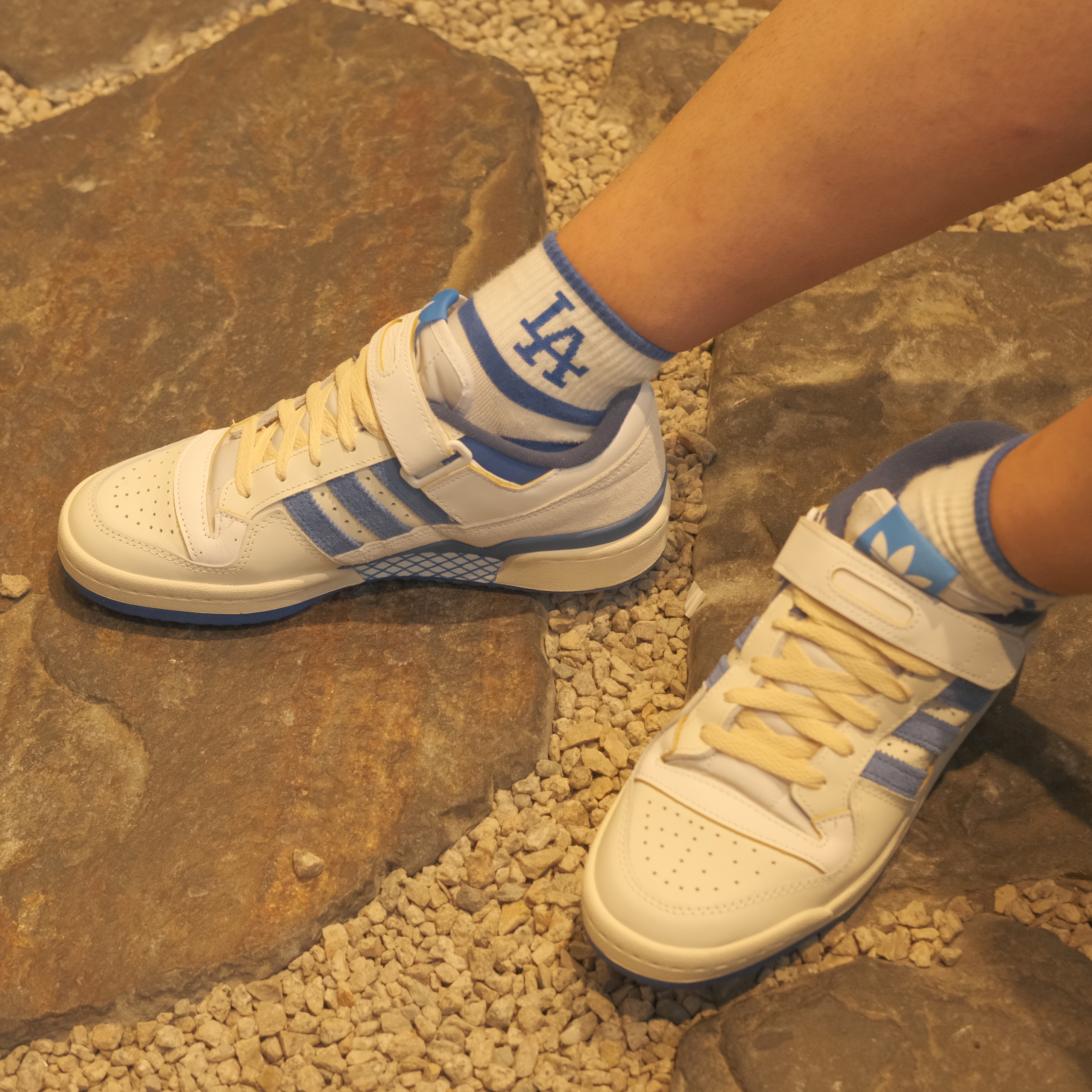 Adidas OG Forum 84 Low Blue Thread 착용 스타일