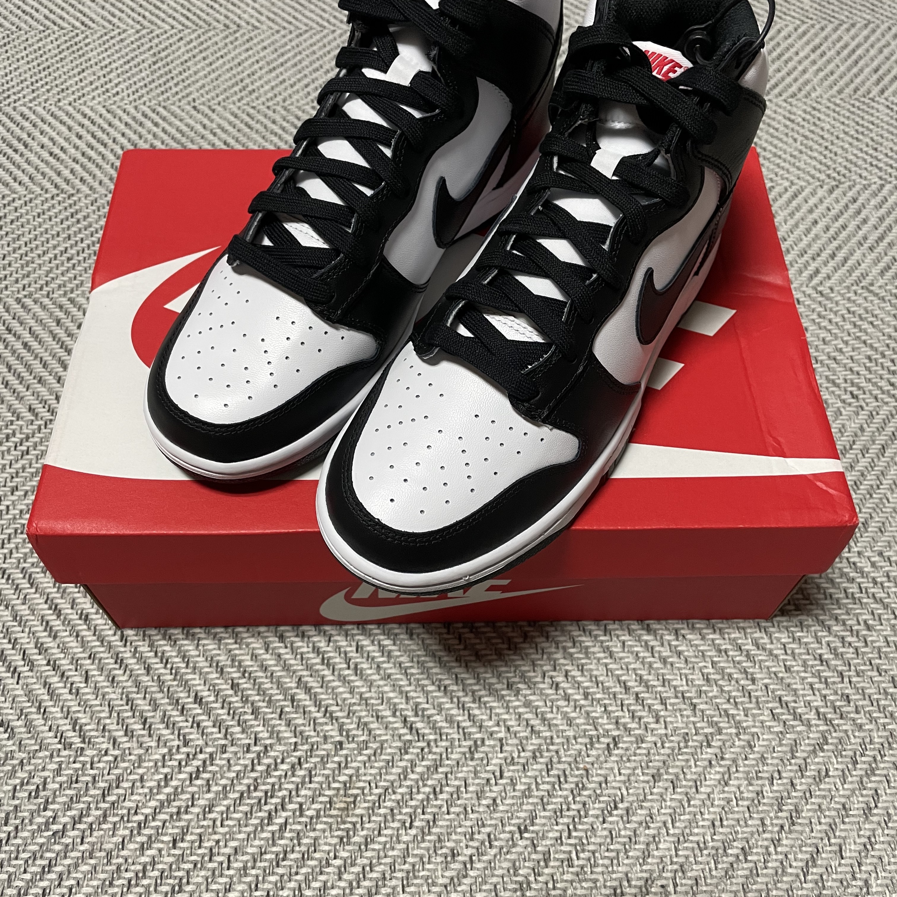 Nike Dunk High Retro Black and White 착용 스타일 - 1
