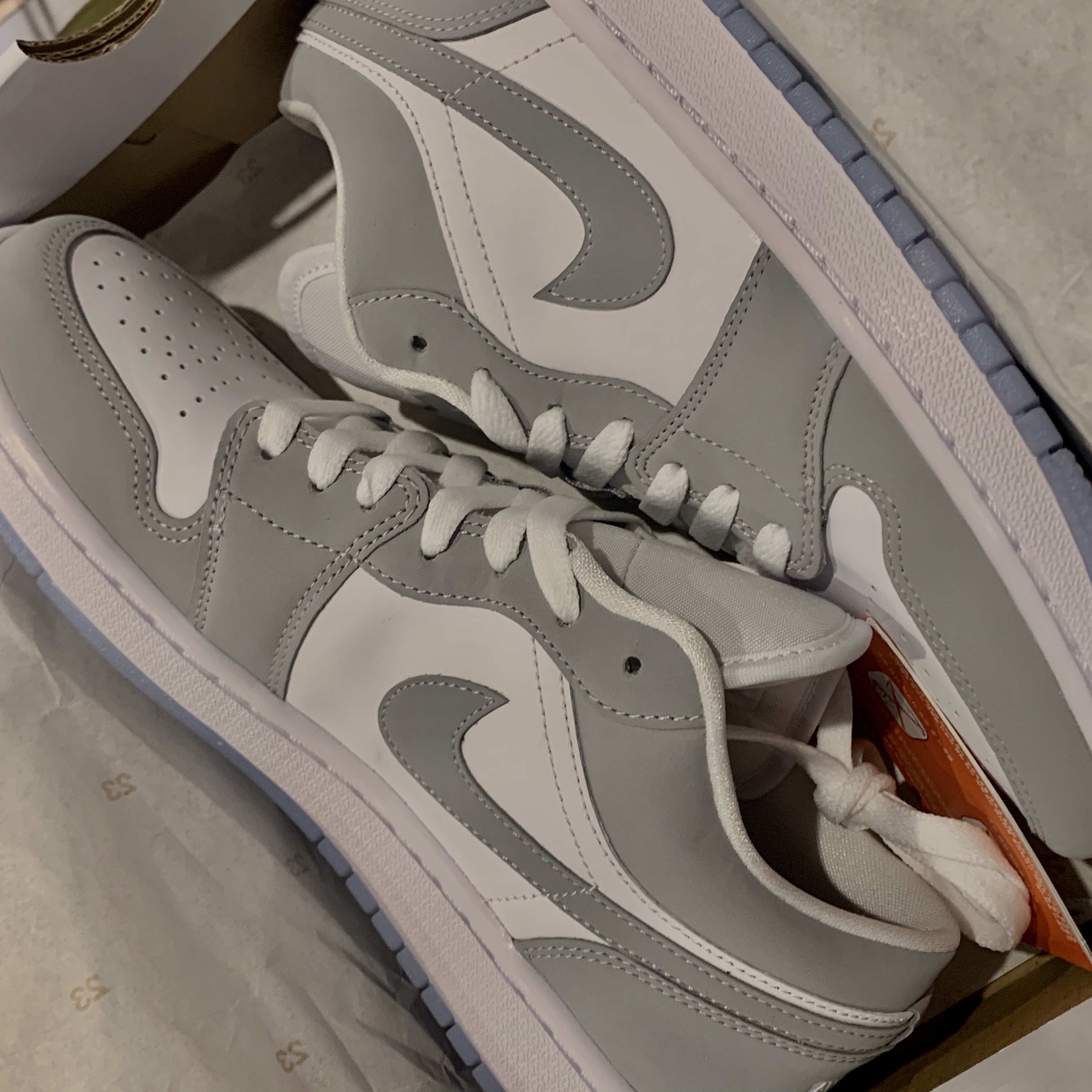 (W) Jordan 1 Low White Wolf Grey 착용 스타일 - 3