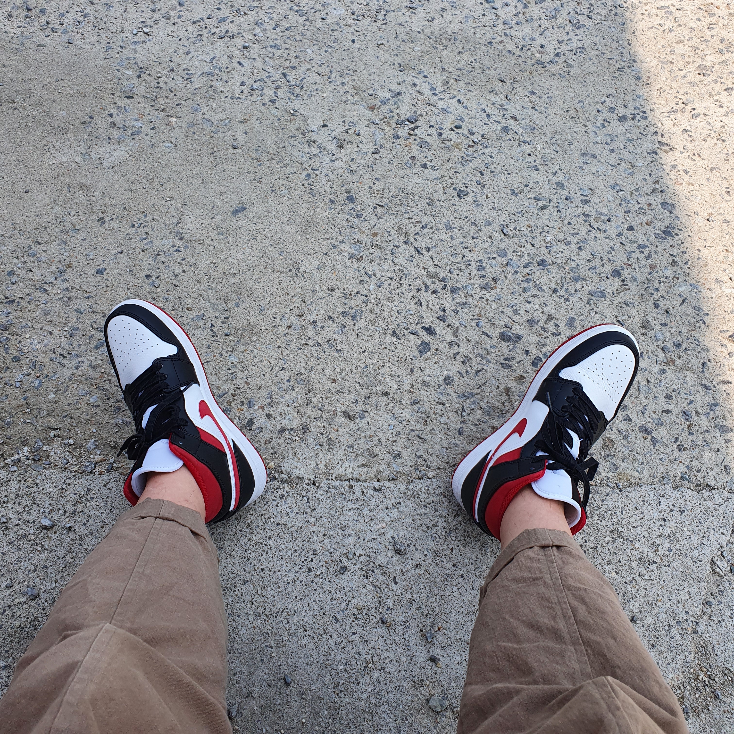 Jordan 1 Mid Gym Red Black White 착용 스타일 - 2