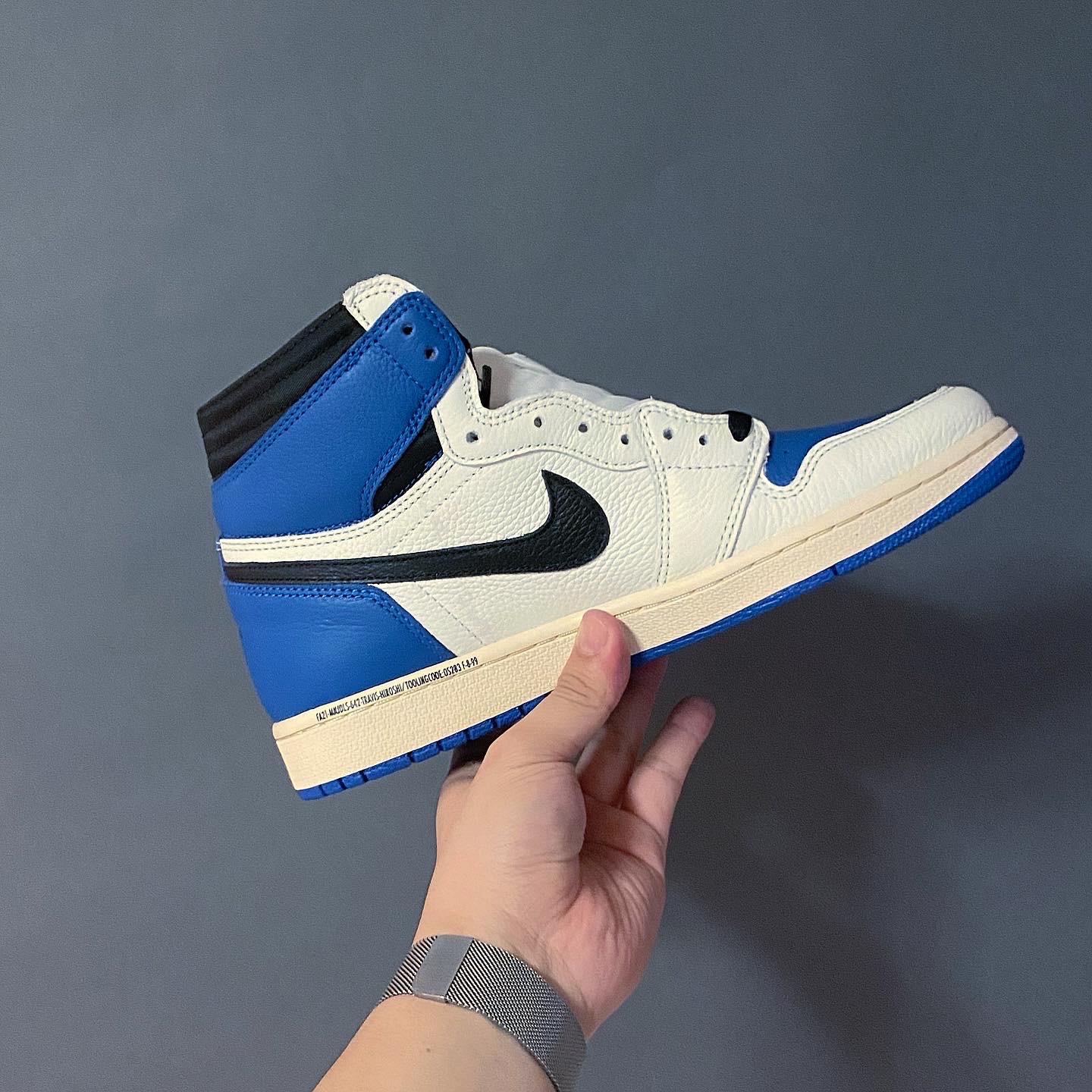Jordan 1 x Travis Scott x Fragment Retro High OG SP Military Blue 착용 스타일 - 3