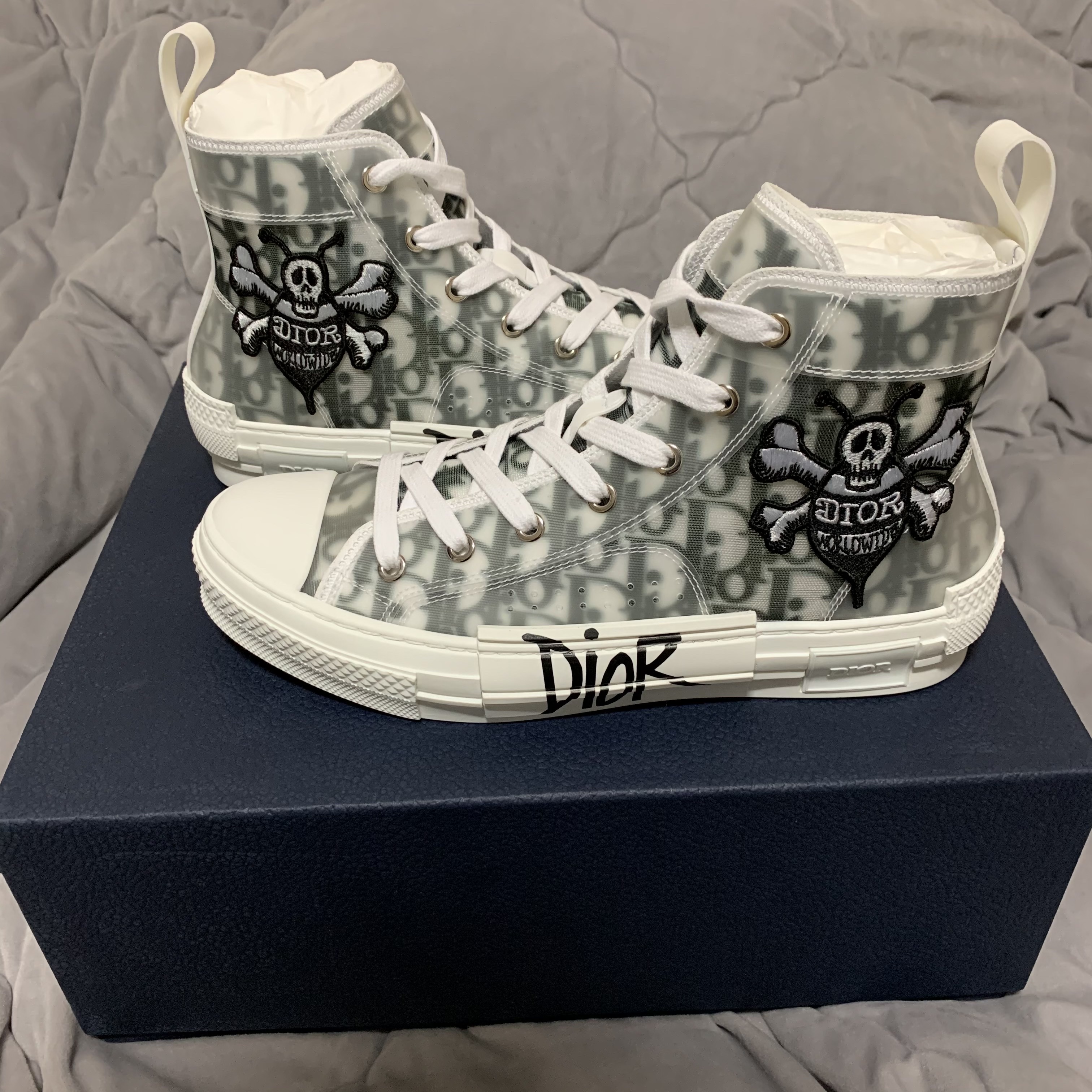 Dior B23 High Dior Oblique White & Black, Dior x Shawn B23 High Dior Oblique Canvas Bee Embroidery Patch 착용 스타일 - 1