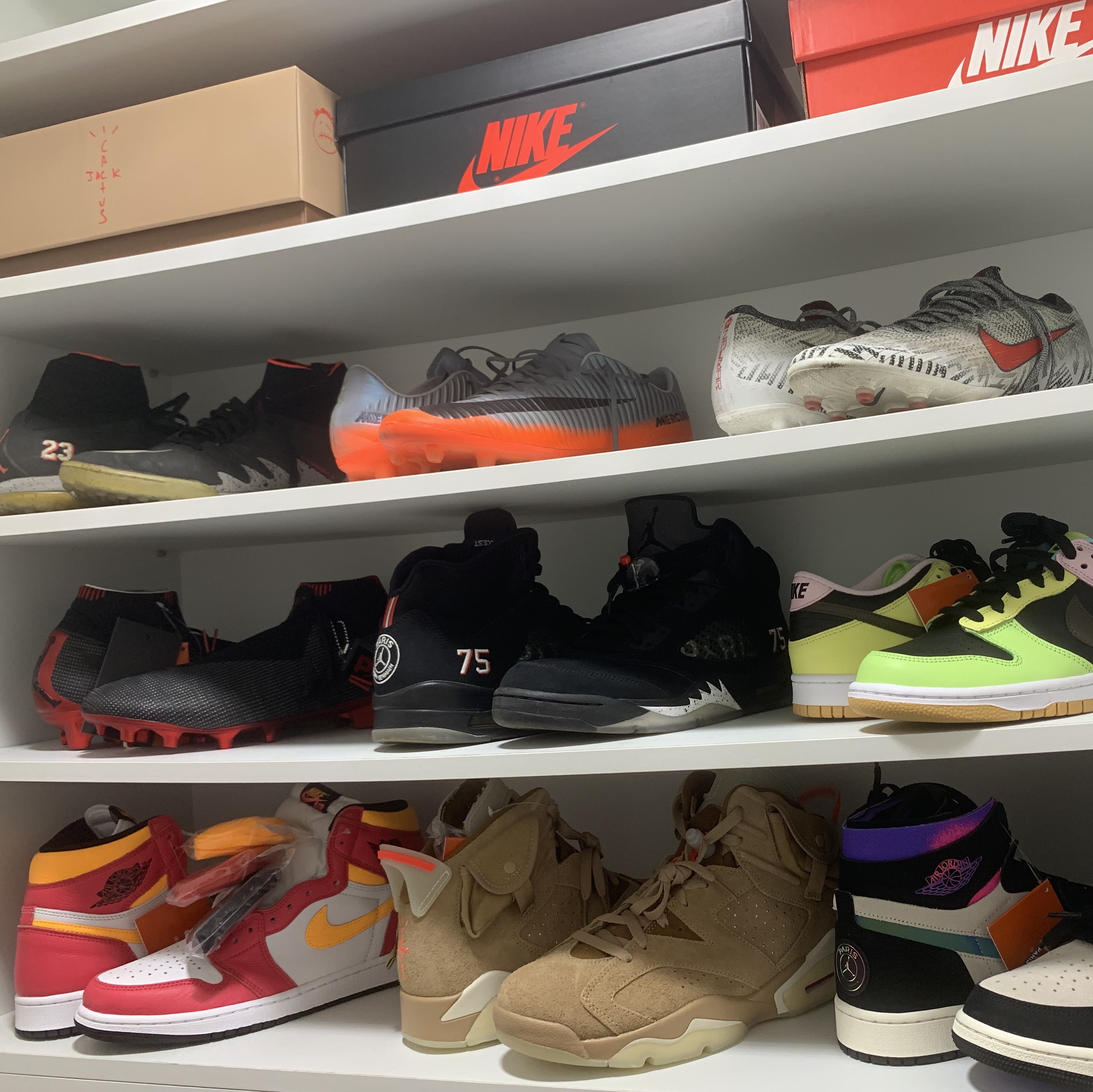 Nike Dunk Low SE Free.99 Black, Jordan 1 x Paris Saint-Germain Zoom Air CMFT 착용 스타일