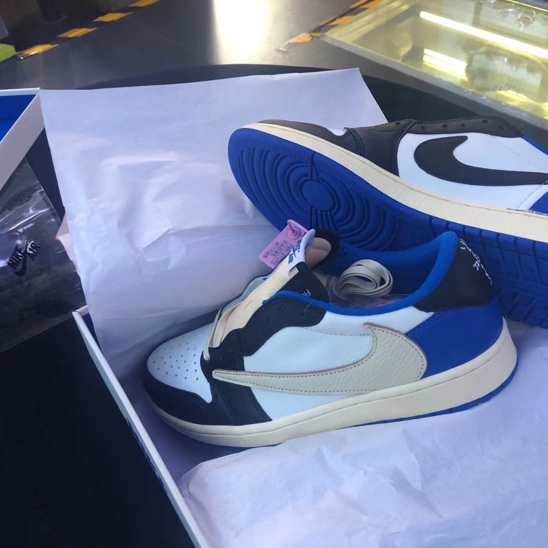 Jordan 1 x Travis Scott x Fragment Retro High OG SP Military Blue, Jordan 1 x Travis Scott x Fragment Retro Low OG SP Military Blue 착용 스타일 - 2