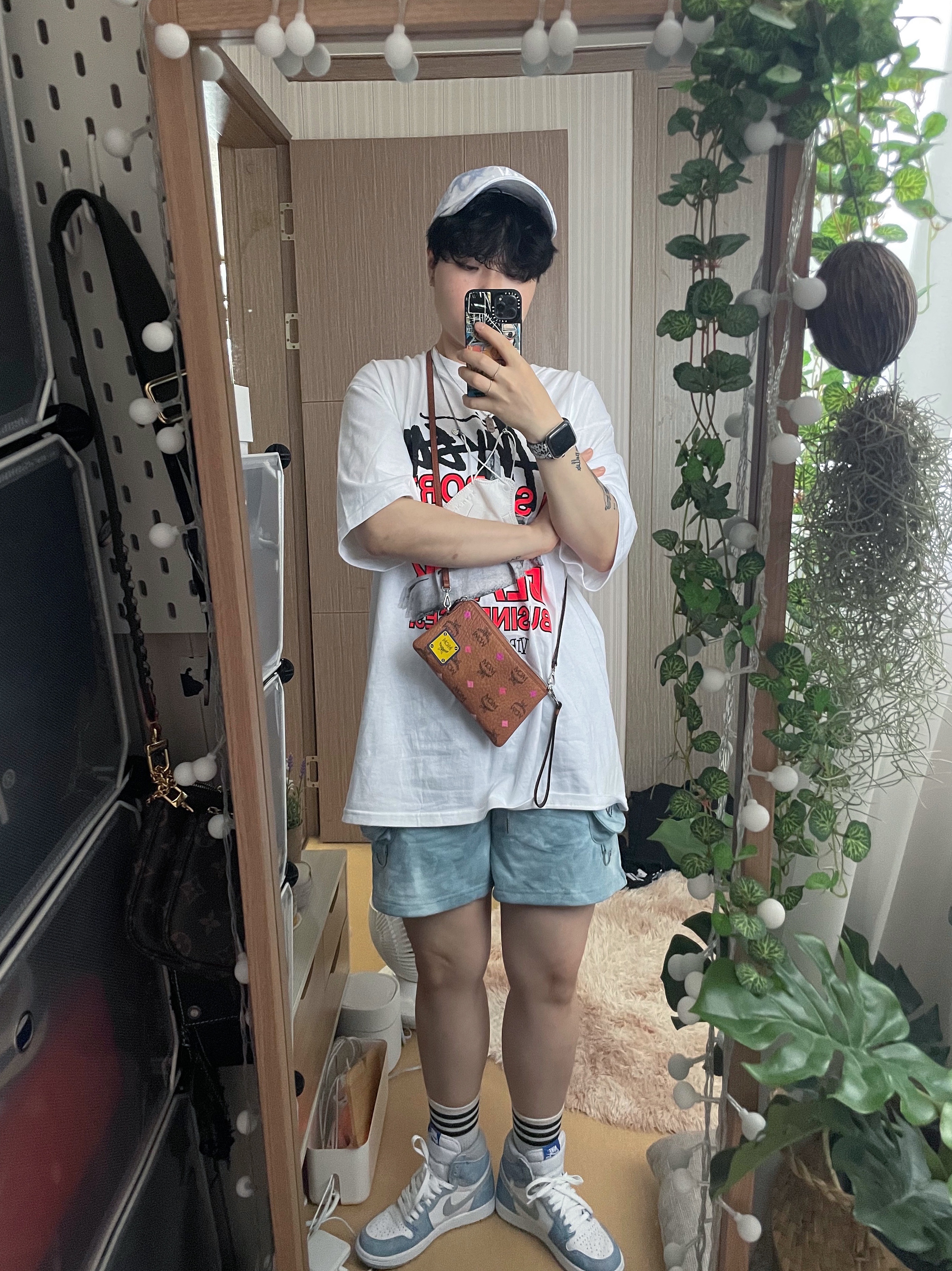 Jordan 1 Retro High OG Hyper Royal, Stussy x Off-White 40 WT T-Shirt 착용 스타일