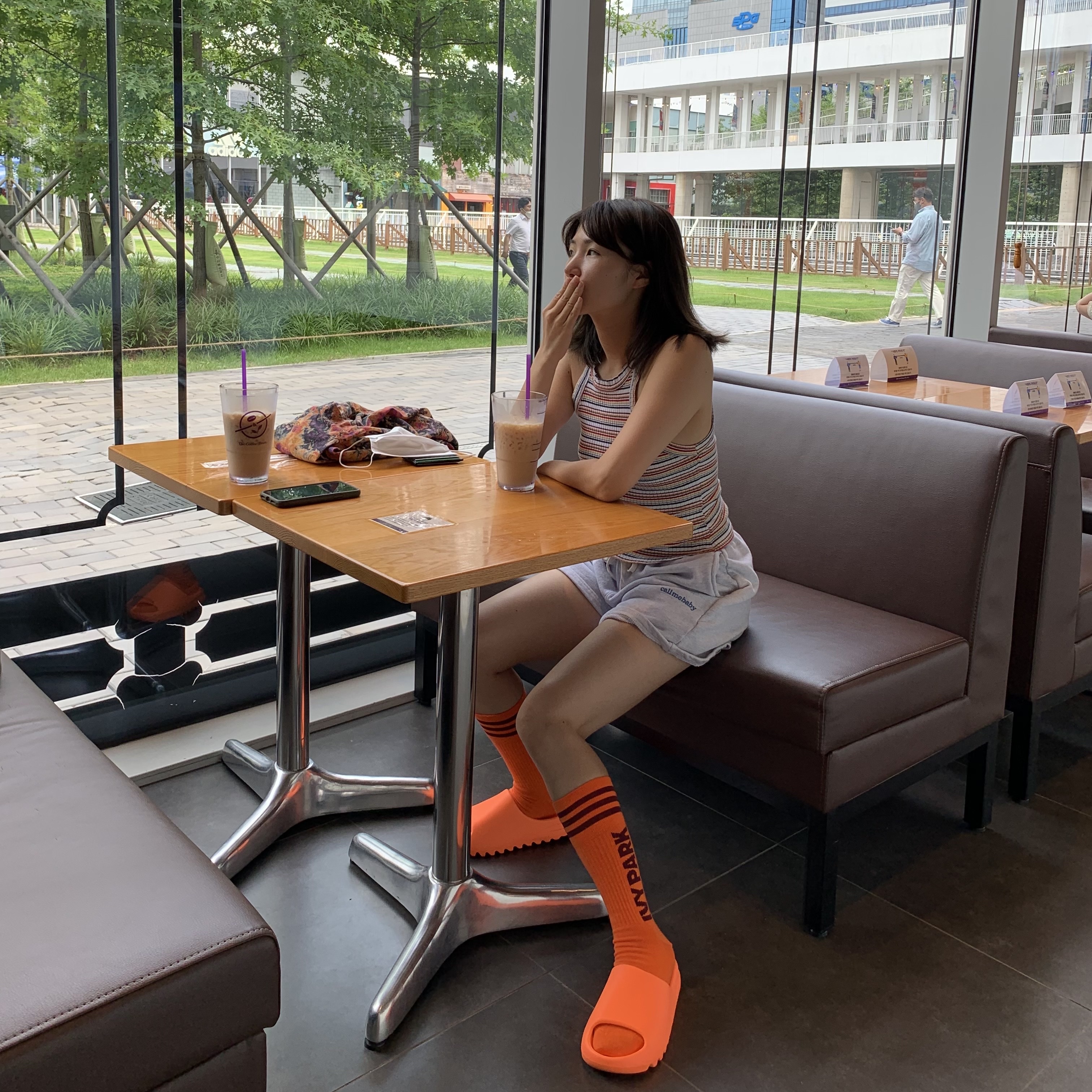 Adidas Yeezy Slide Enflame Orange 착용 스타일