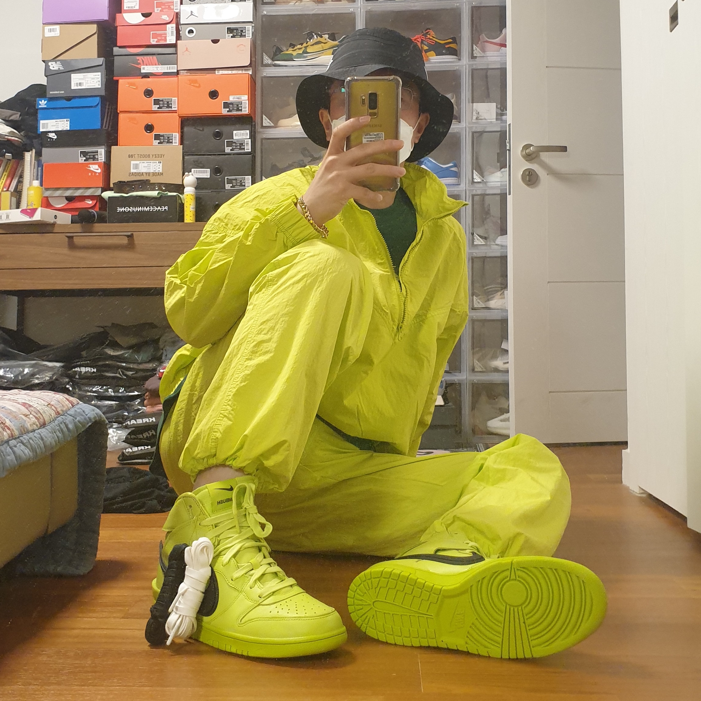 Nike x Stussy Bucket Hat Black, Nike x Stussy Beach Pants Bright Cactus 착용 스타일 - 4